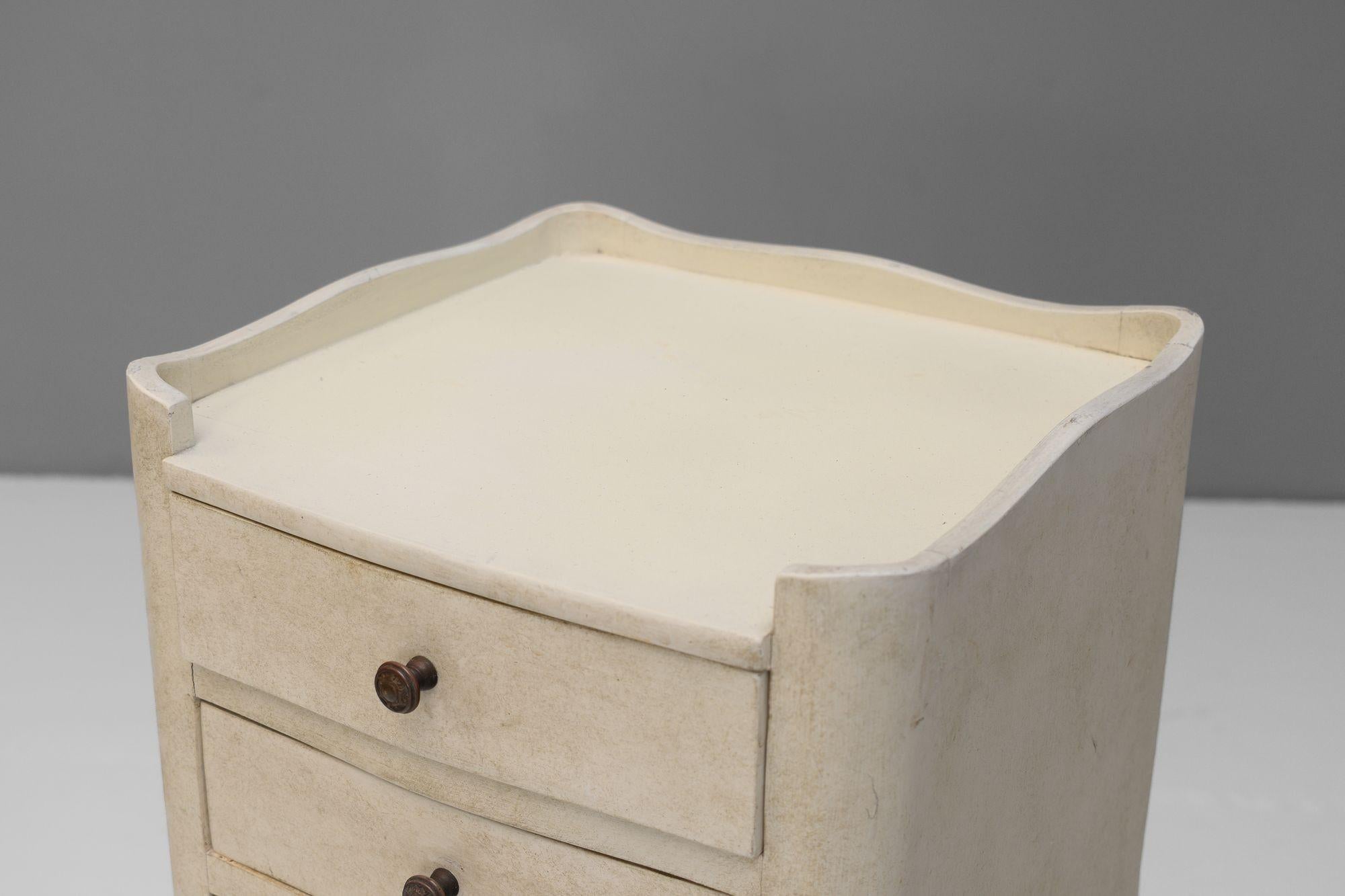 Pair of Cream Bedsides In Good Condition For Sale In London, England