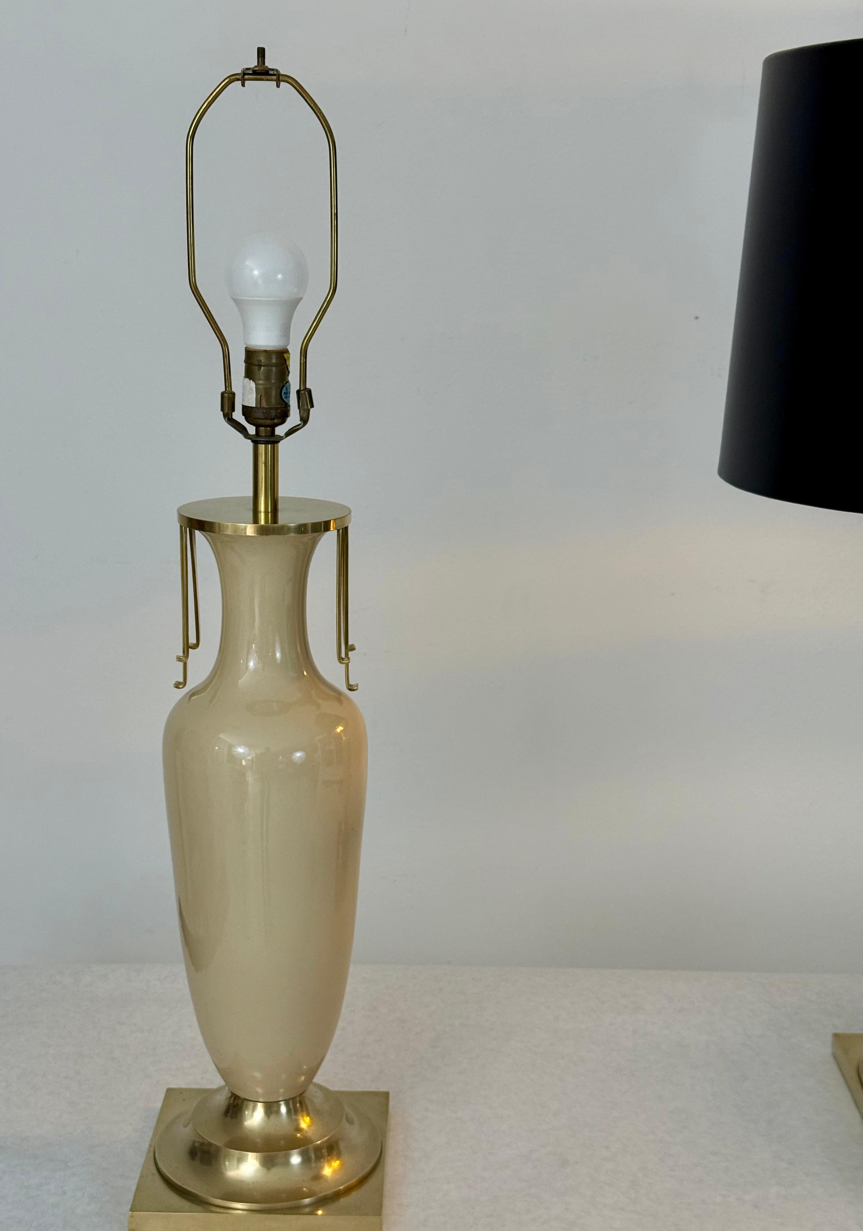 Ein Paar cremefarbene Keramik-Urnenlampen mit Messingbeschlägen von Chapman im Angebot 3