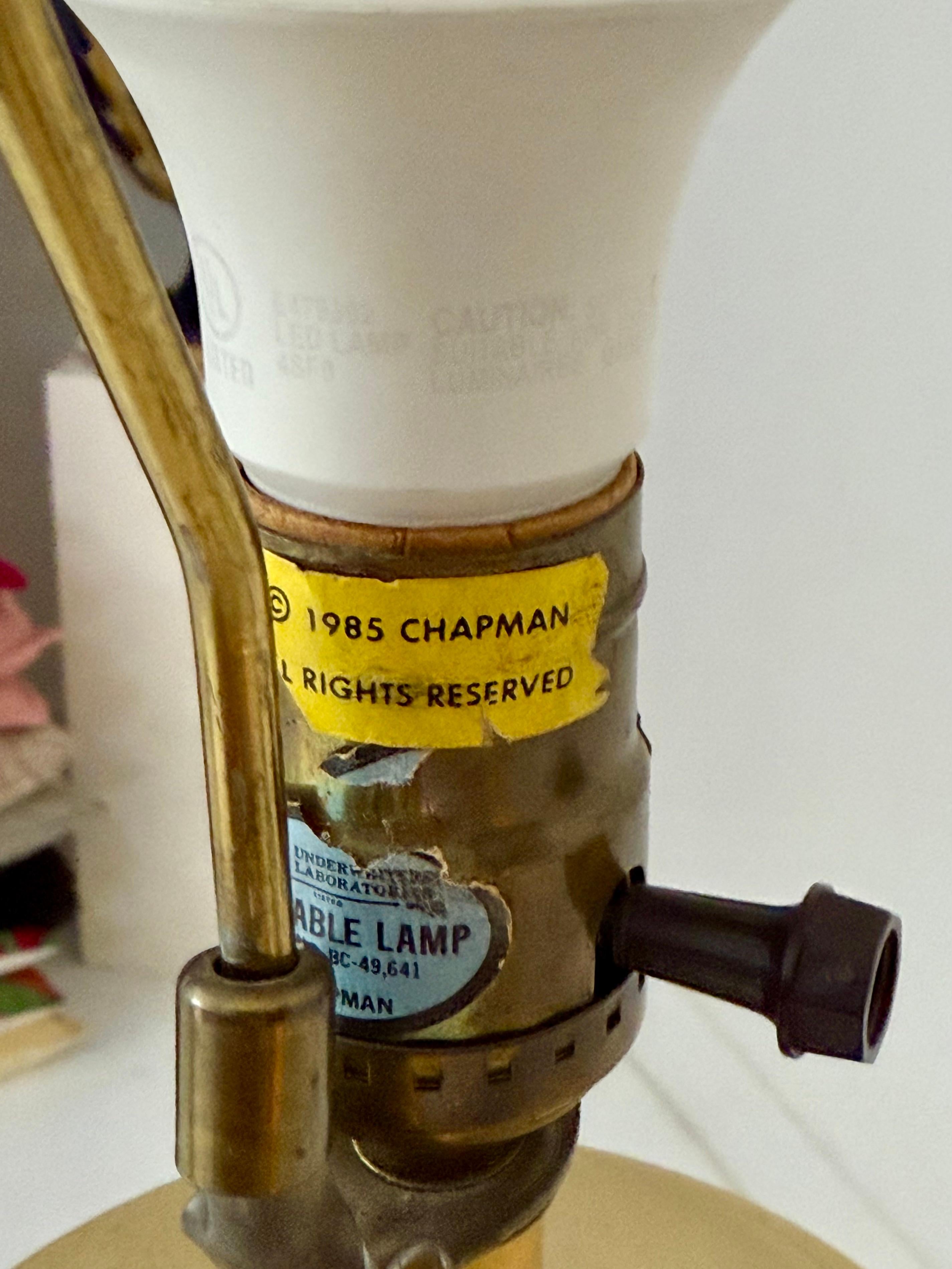Ein Paar cremefarbene Keramik-Urnenlampen mit Messingbeschlägen von Chapman im Angebot 4