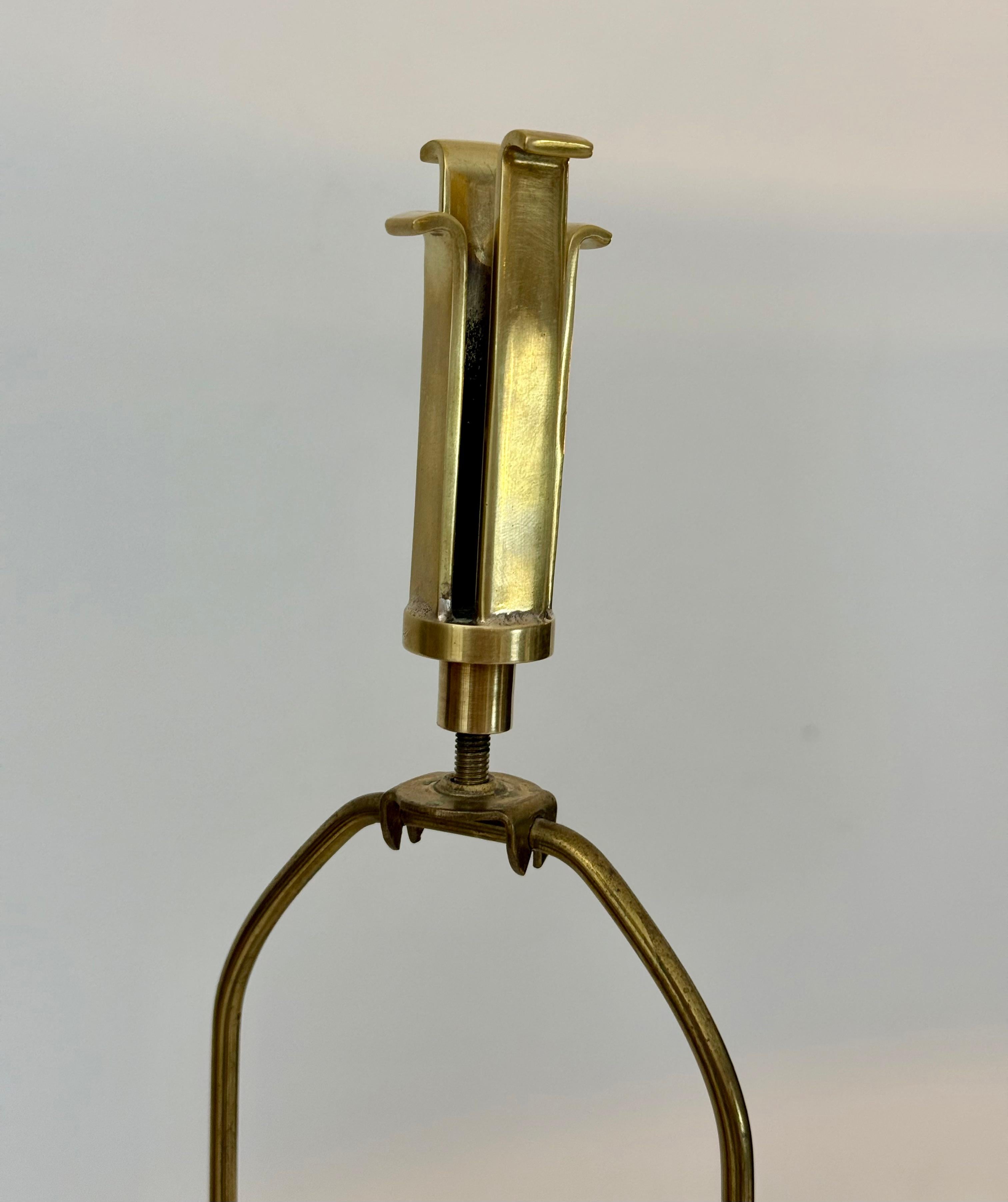 Ein Paar cremefarbene Keramik-Urnenlampen mit Messingbeschlägen von Chapman im Angebot 7