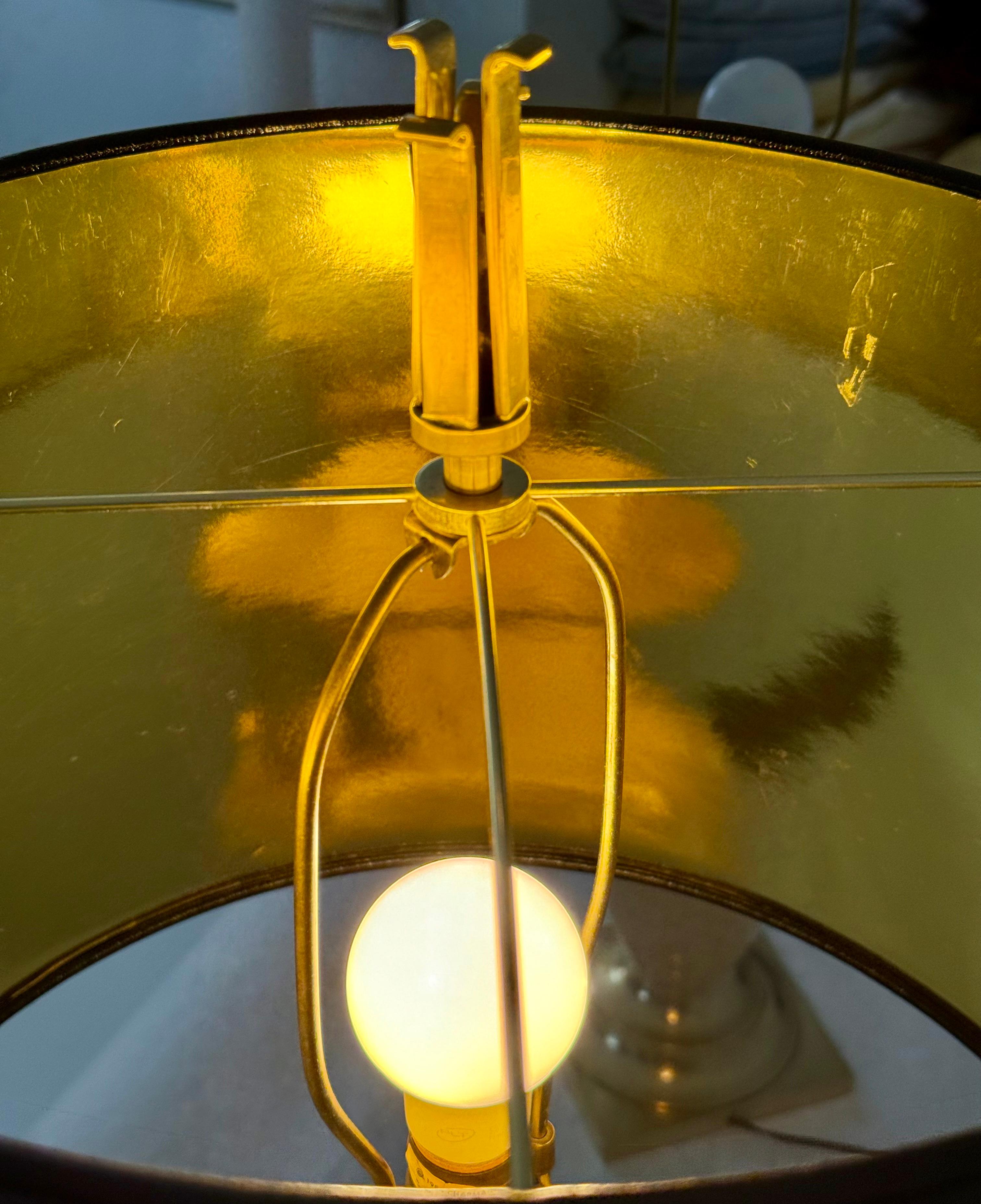 Ein Paar cremefarbene Keramik-Urnenlampen mit Messingbeschlägen von Chapman im Angebot 8