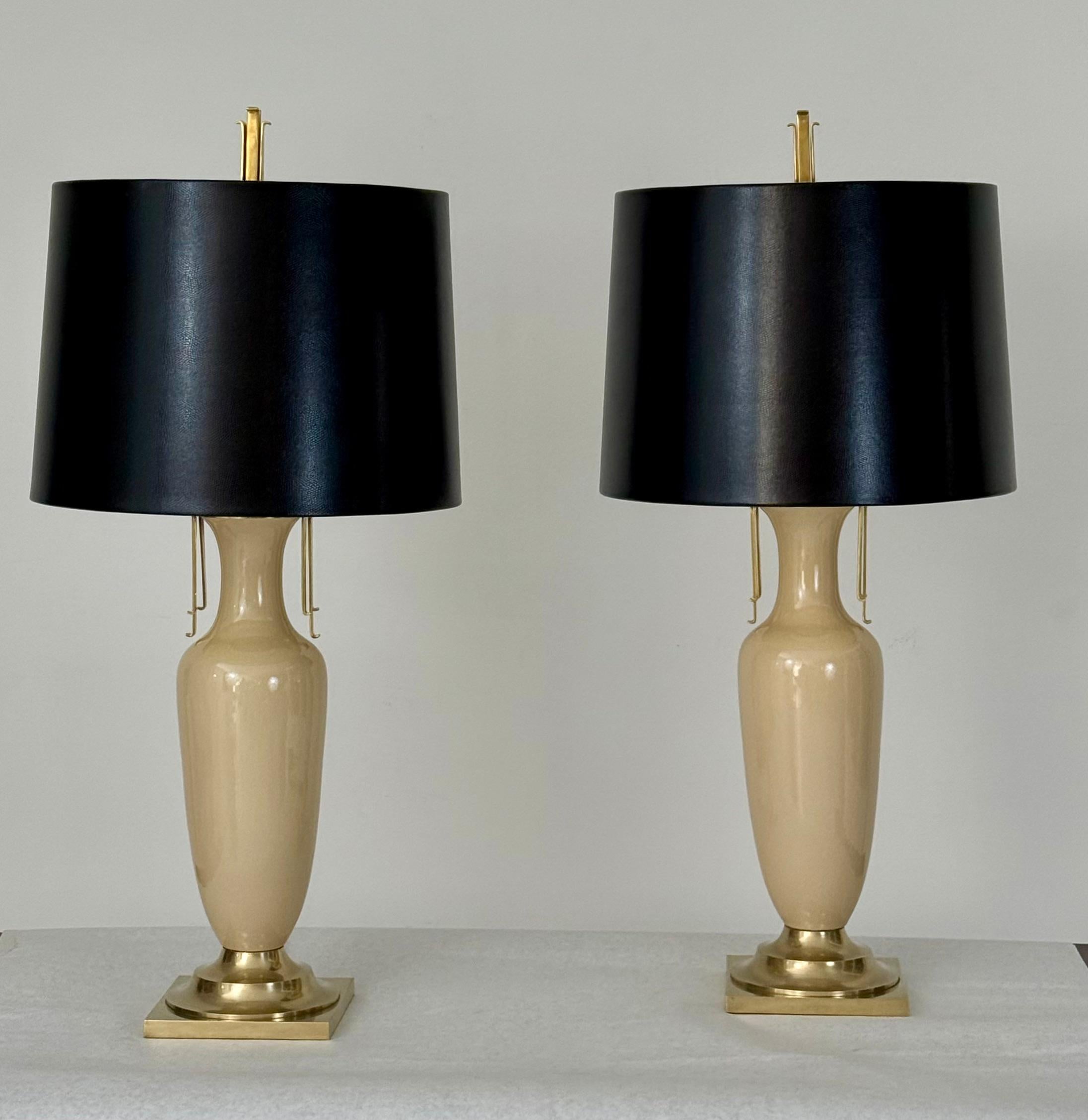 Ein Paar cremefarbene Keramik-Urnenlampen mit Messingbeschlägen von Chapman (Moderne der Mitte des Jahrhunderts) im Angebot