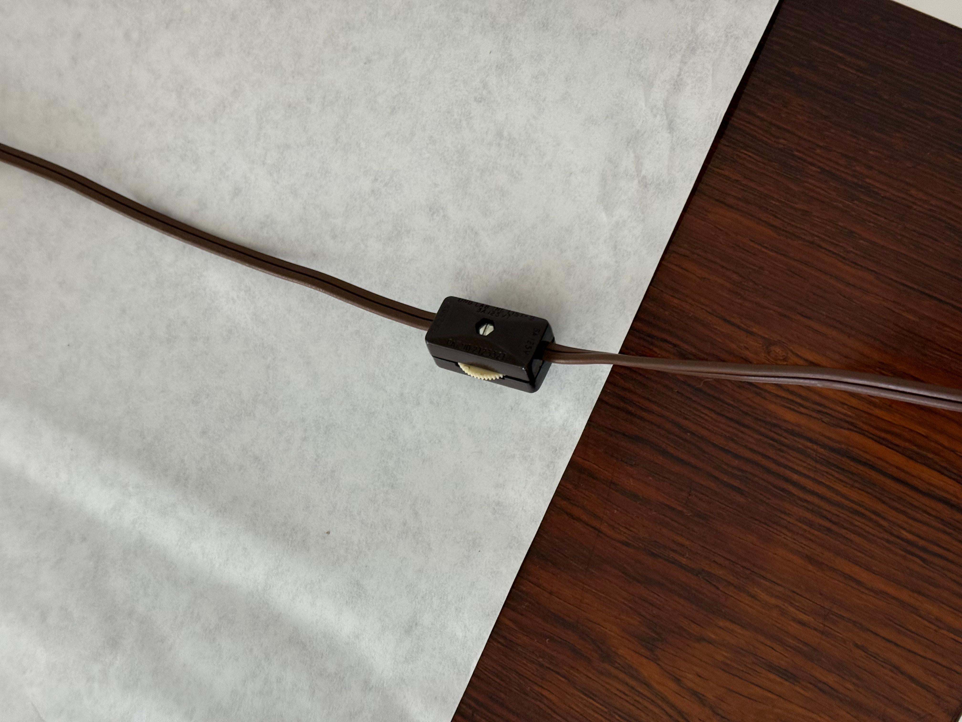 Ein Paar cremefarbene Keramik-Urnenlampen mit Messingbeschlägen von Chapman (Ende des 20. Jahrhunderts) im Angebot