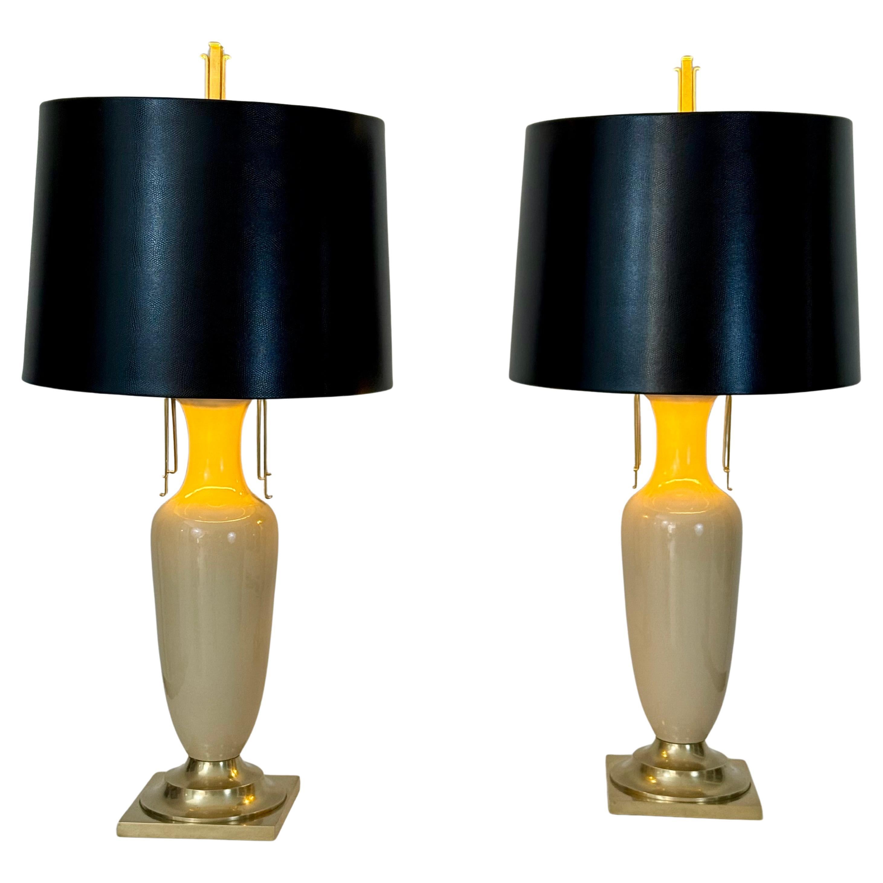 Ein Paar cremefarbene Keramik-Urnenlampen mit Messingbeschlägen von Chapman im Angebot