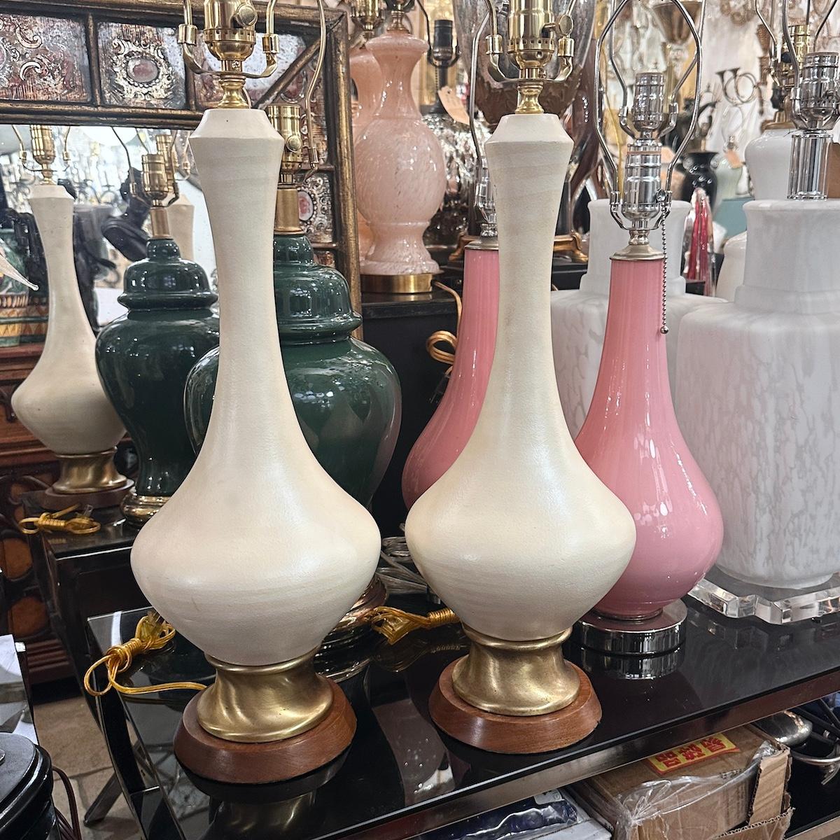 Italiano Coppia di lampade color crema in vendita