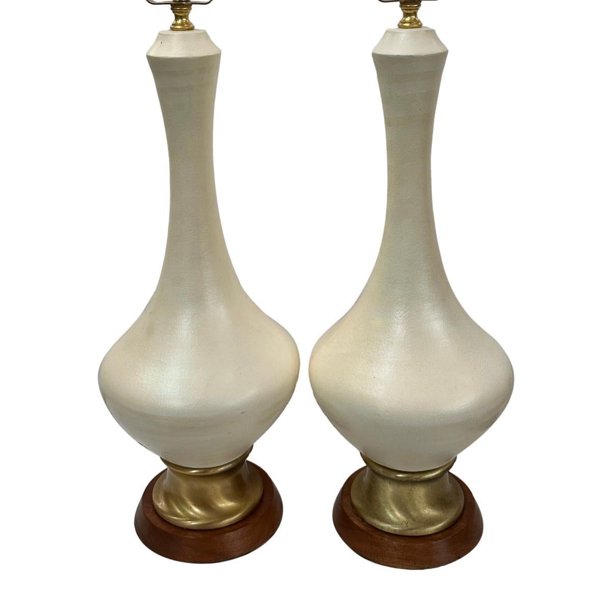 Coppia di lampade color crema In condizioni buone in vendita a New York, NY