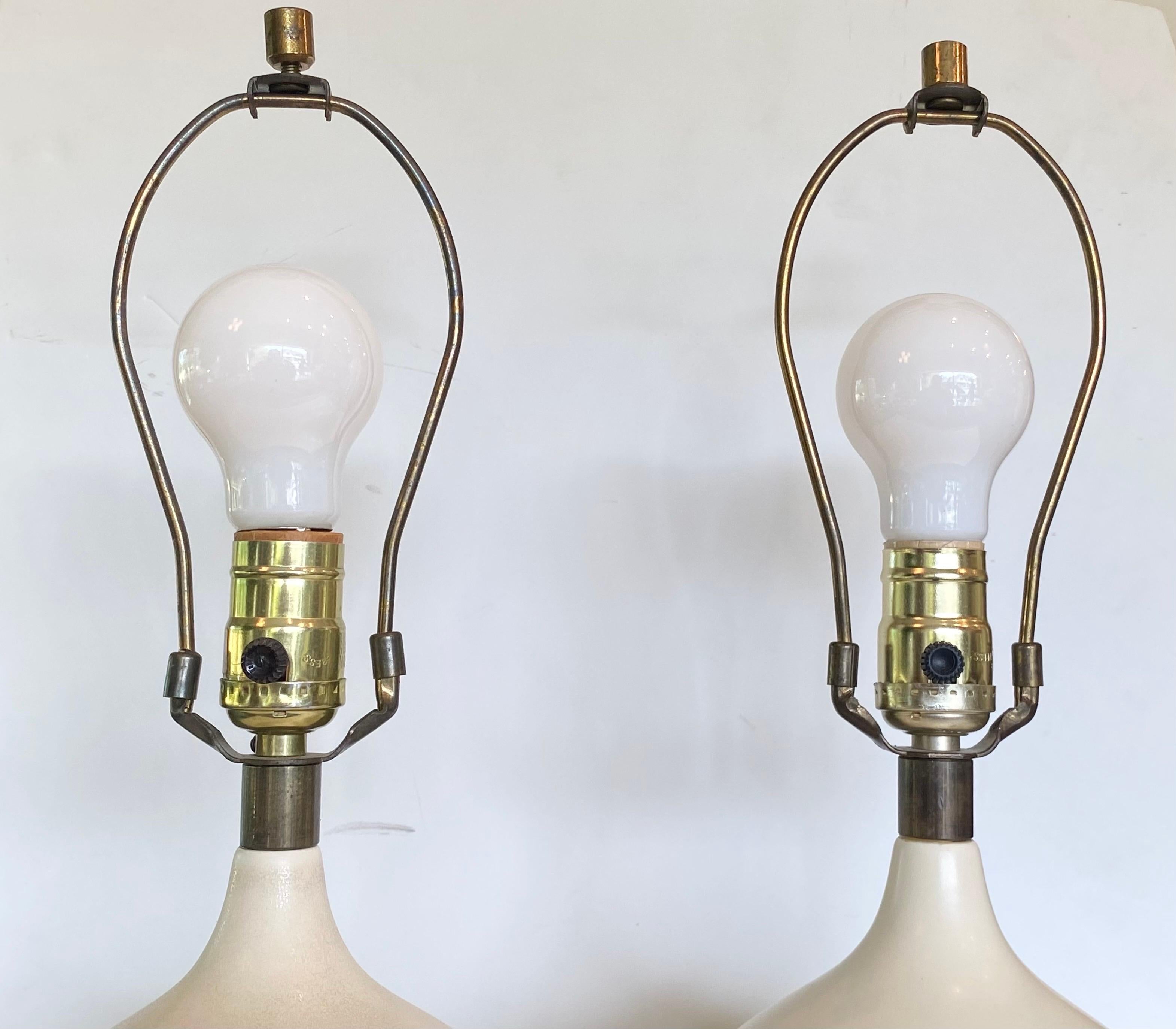 Paire de lampes de table Lotte et Gunnar Bostlund à glaçure crème.... La hauteur de la lampe est de 11,00