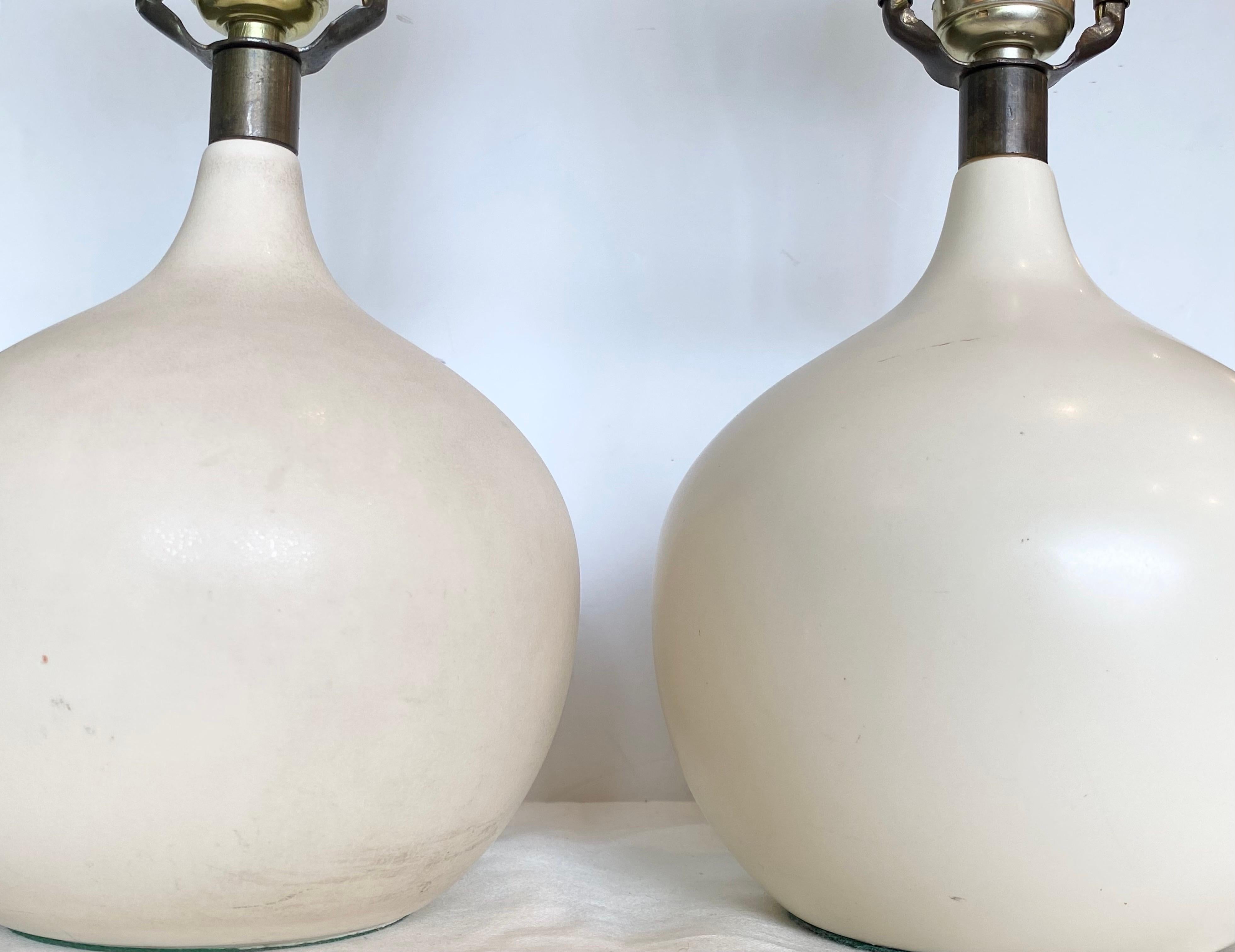 Paire de lampes de table Lotte and Gunnar Bostlund à glaçure crème Bon état - En vente à East Hampton, NY