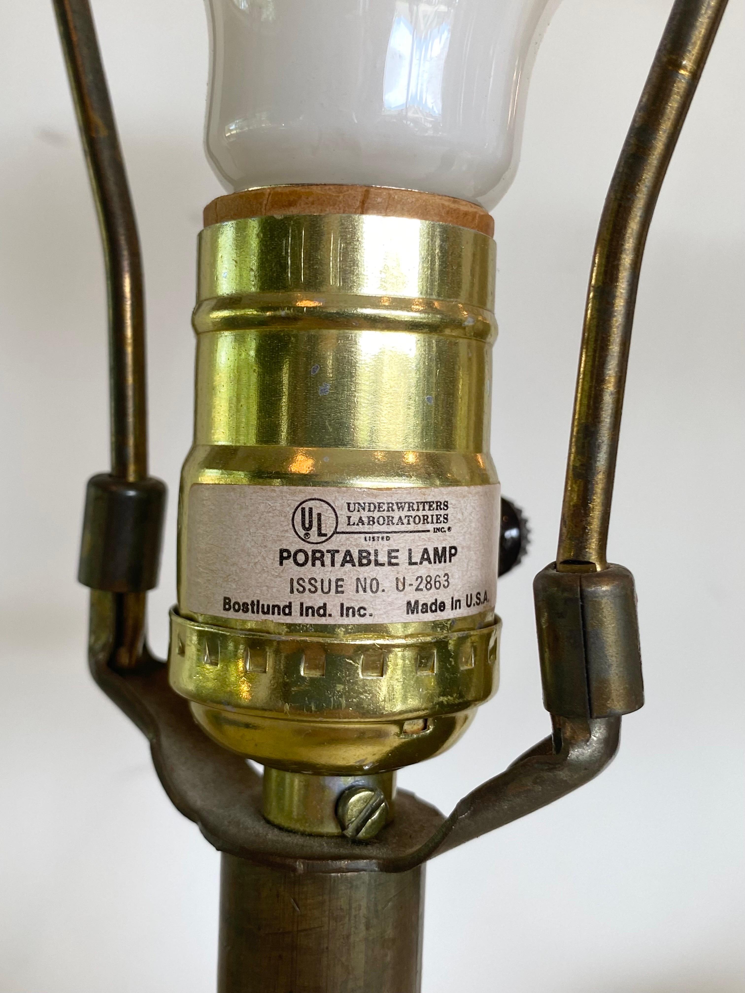 20ième siècle Paire de lampes de table Lotte and Gunnar Bostlund à glaçure crème en vente