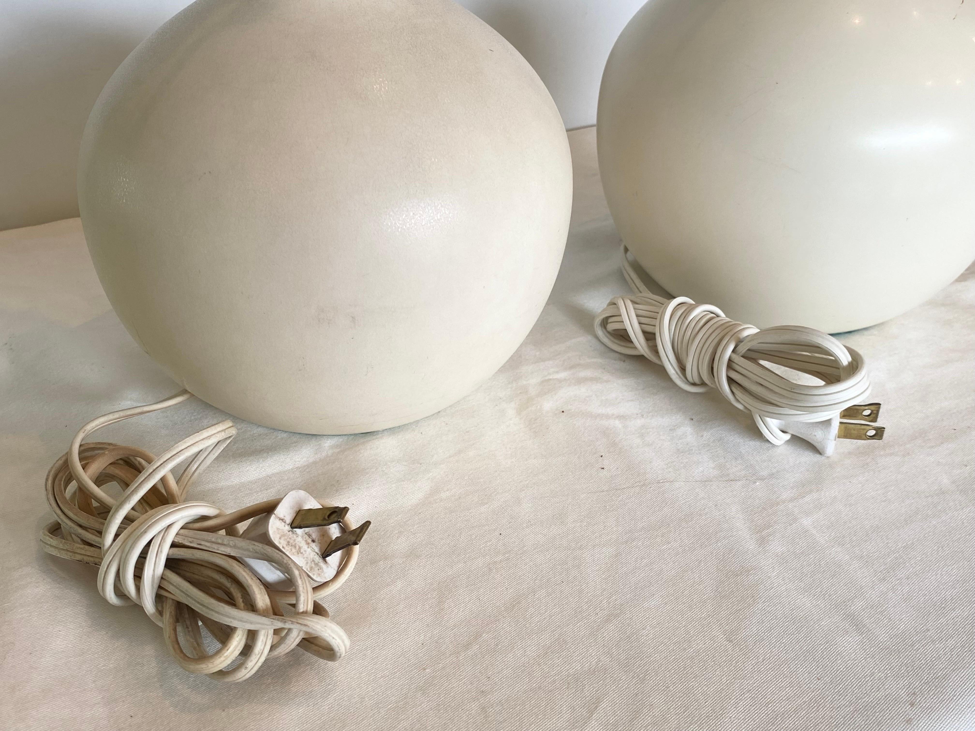 Céramique Paire de lampes de table Lotte and Gunnar Bostlund à glaçure crème en vente