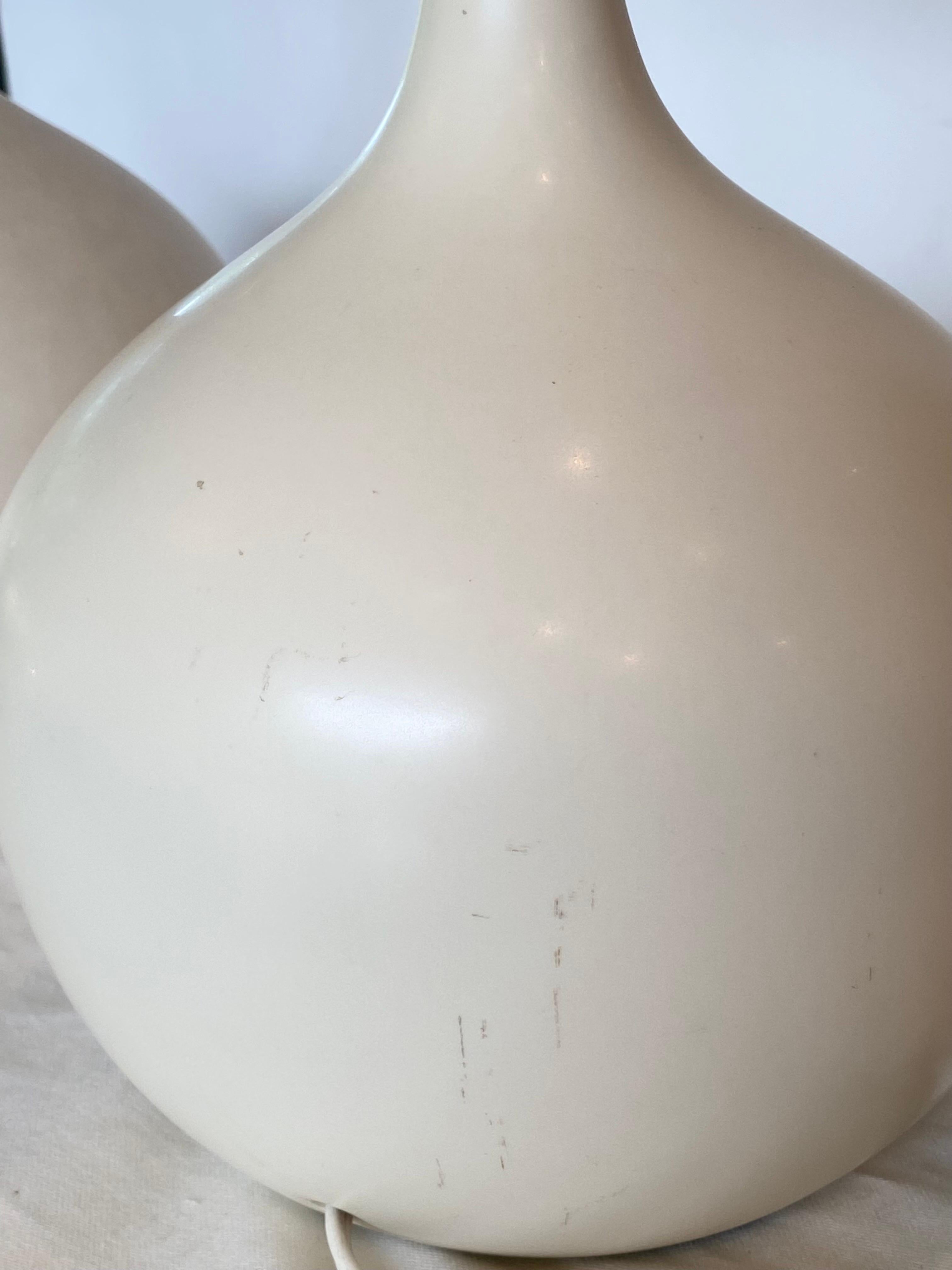 Paire de lampes de table Lotte and Gunnar Bostlund à glaçure crème en vente 2