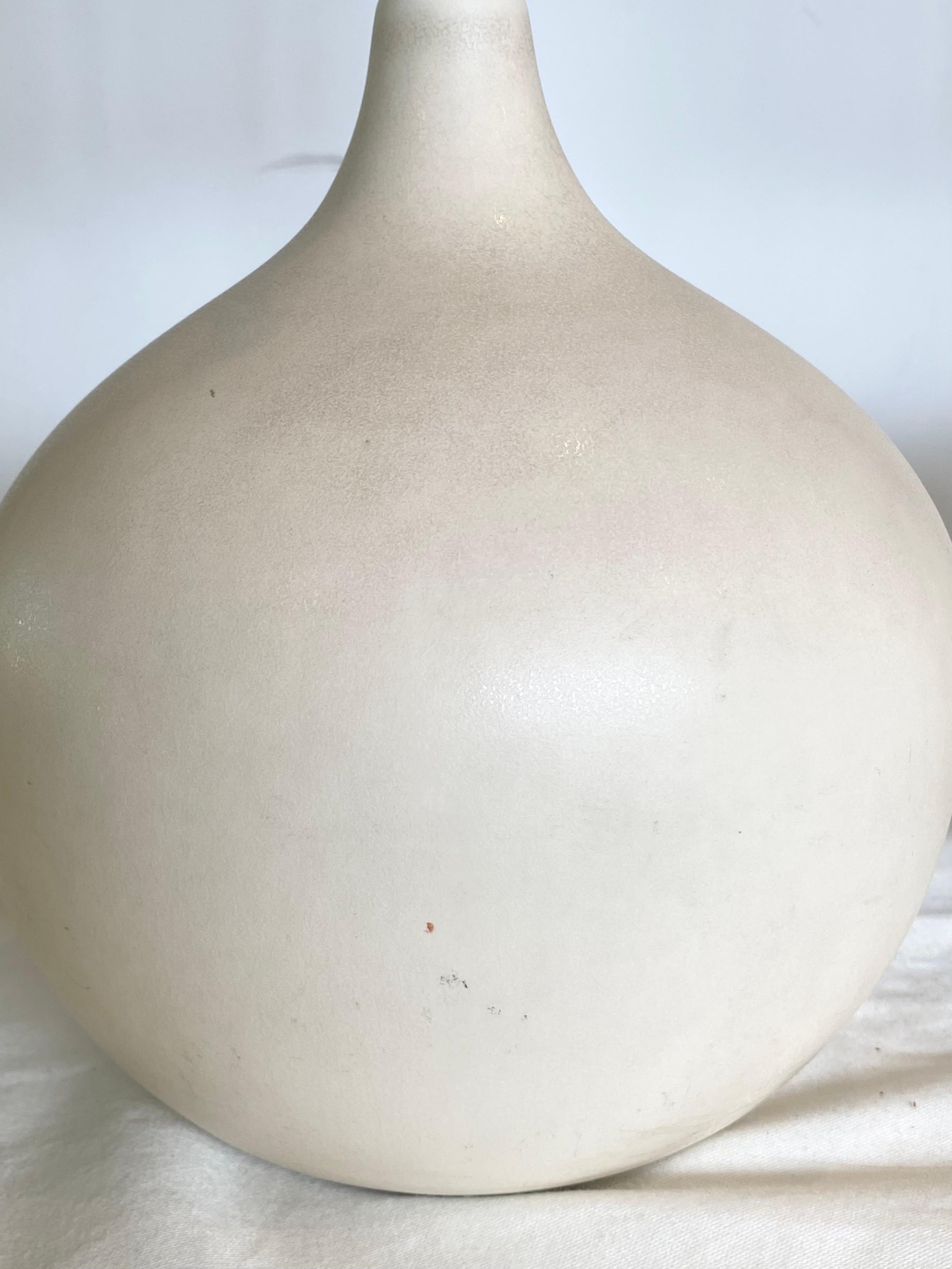 Paire de lampes de table Lotte and Gunnar Bostlund à glaçure crème en vente 4