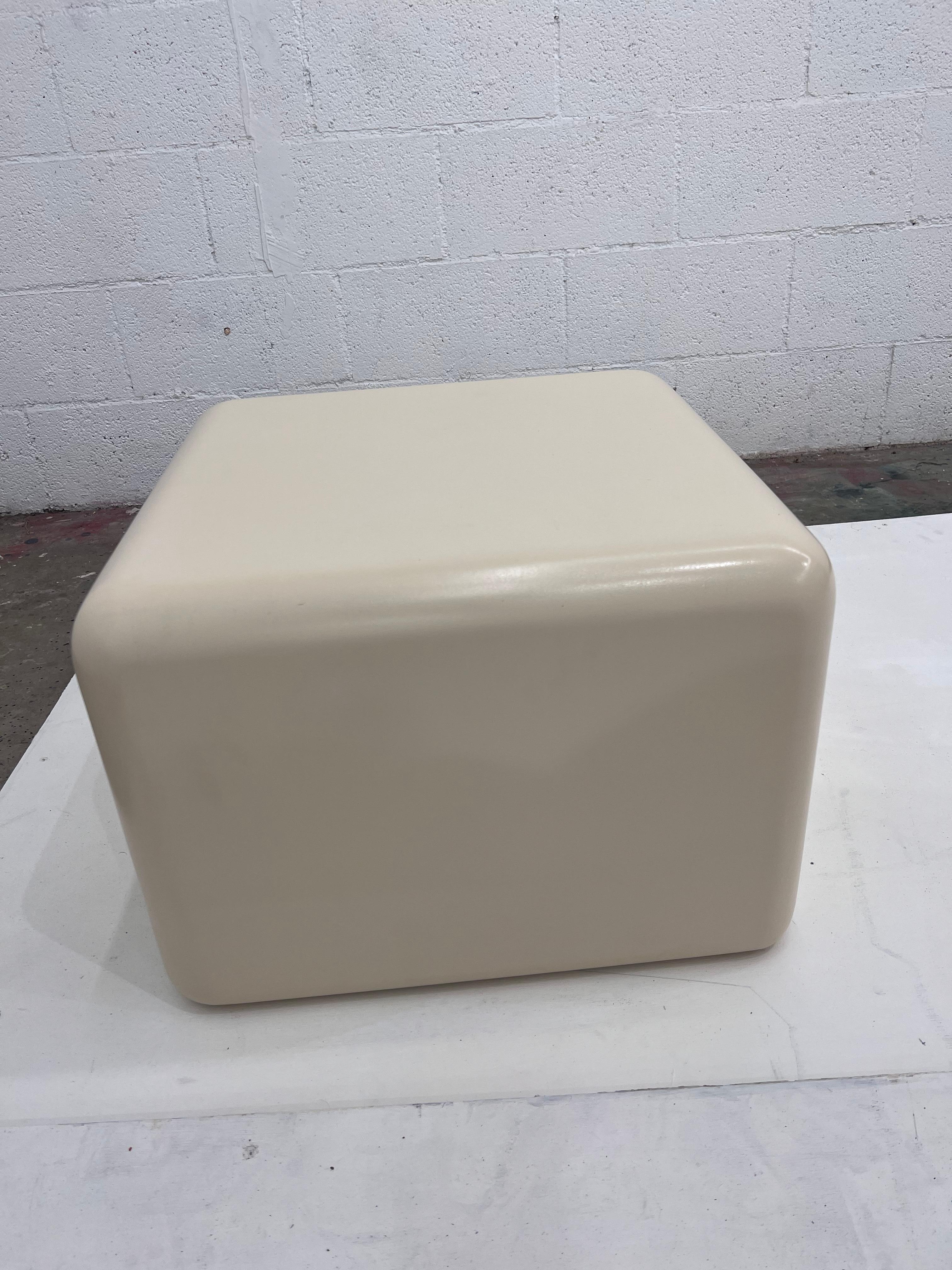 Pair of Cream lacquer, Milo Baughman pedestal cube modular side tables  In Good Condition In Los Angeles, CA