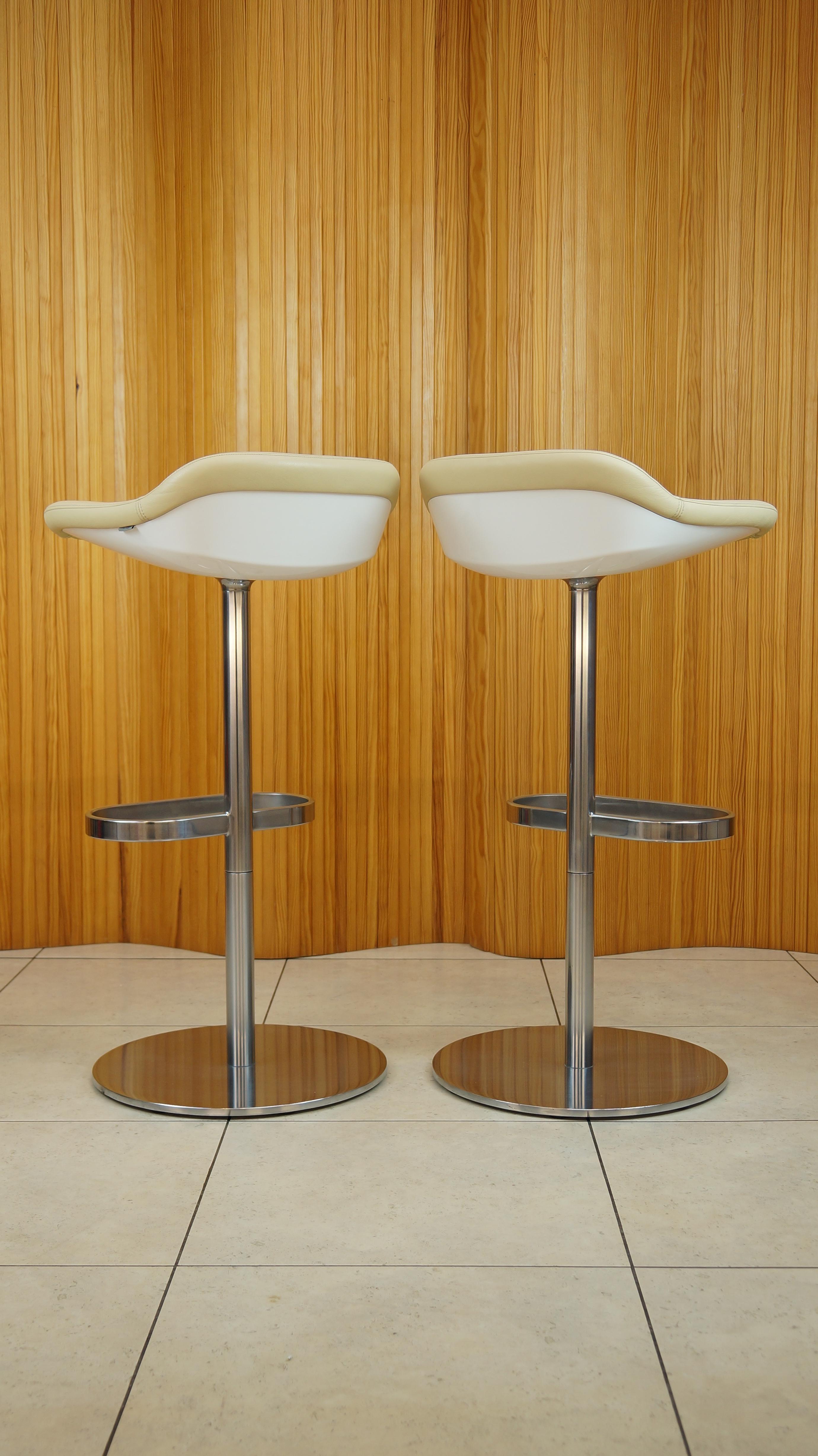 Modern Pair of Cream Leather Walter Knoll Turtle Bar / Counter Stools, Pearson Lloyd