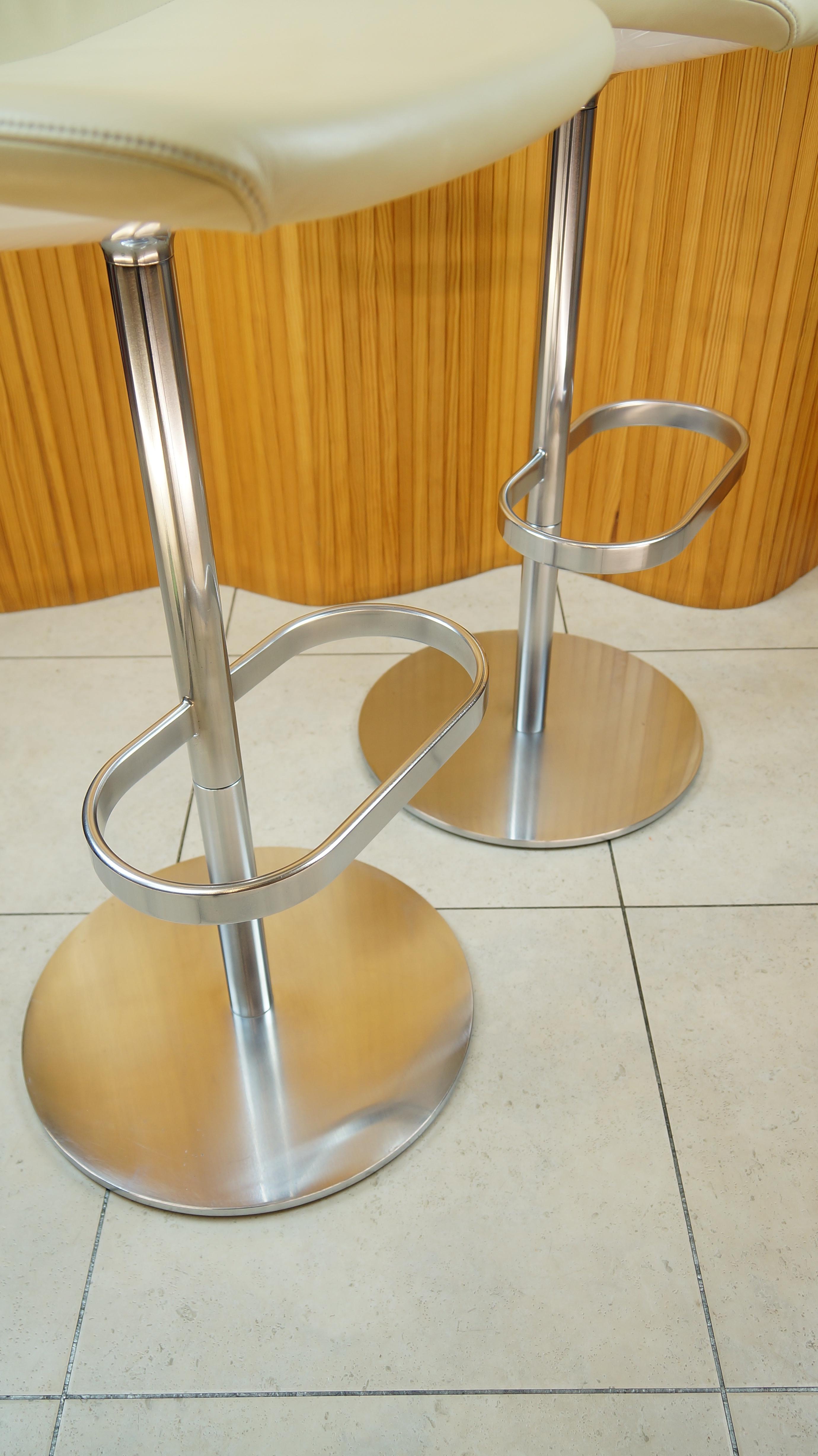 German Pair of Cream Leather Walter Knoll Turtle Bar / Counter Stools, Pearson Lloyd