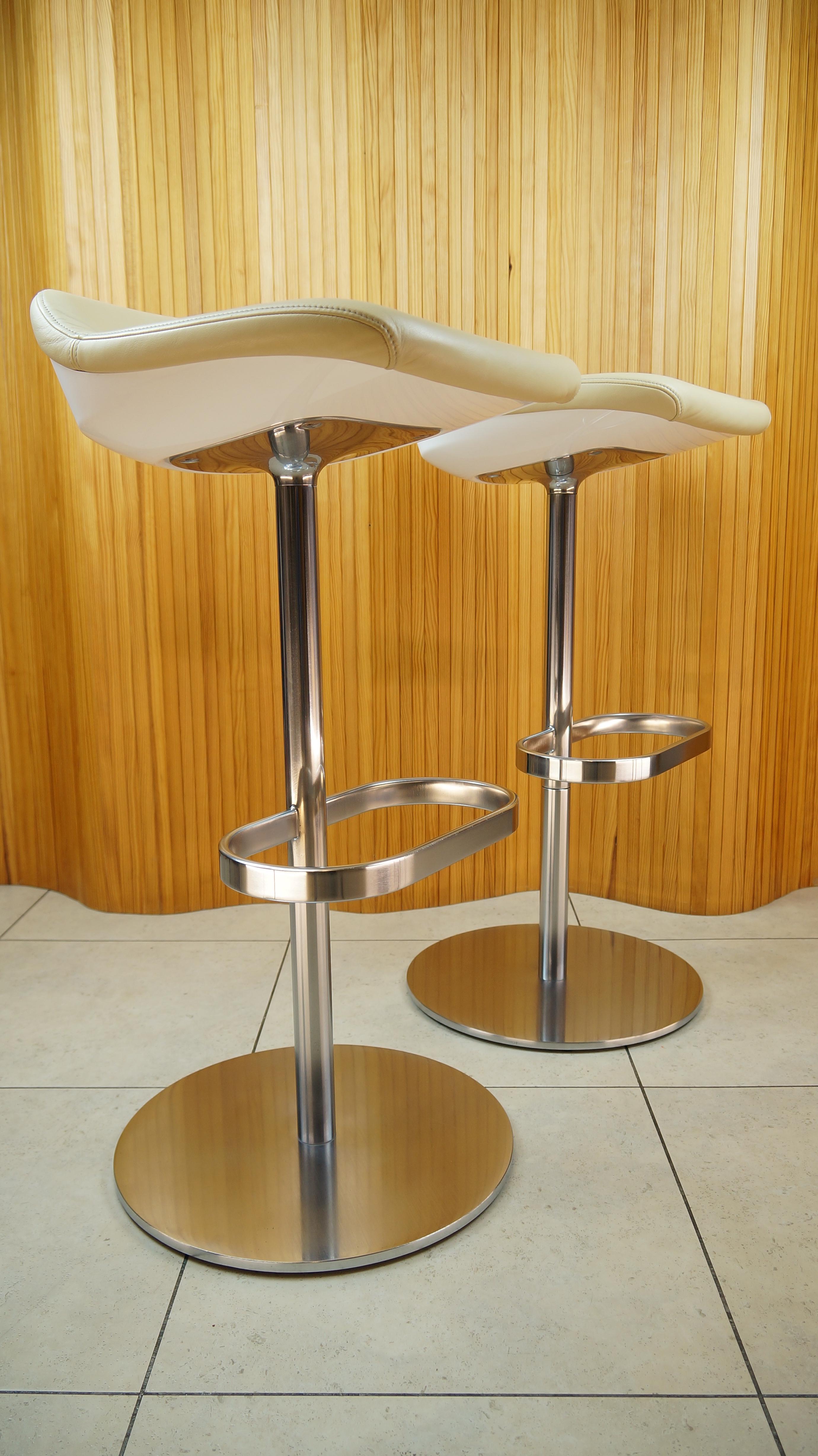 Contemporary Pair of Cream Leather Walter Knoll Turtle Bar / Counter Stools, Pearson Lloyd