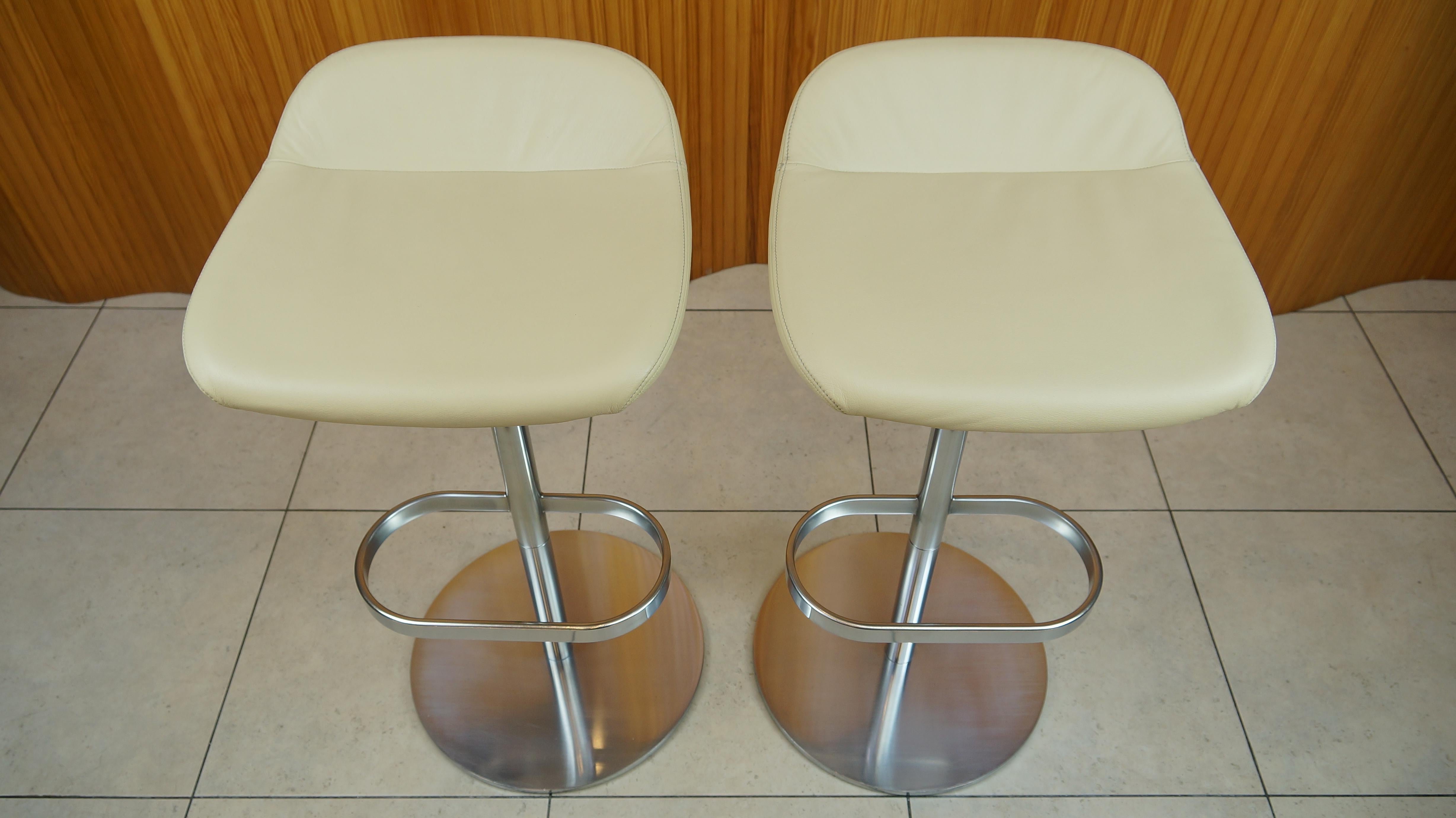 Pair of Cream Leather Walter Knoll Turtle Bar / Counter Stools, Pearson Lloyd 1
