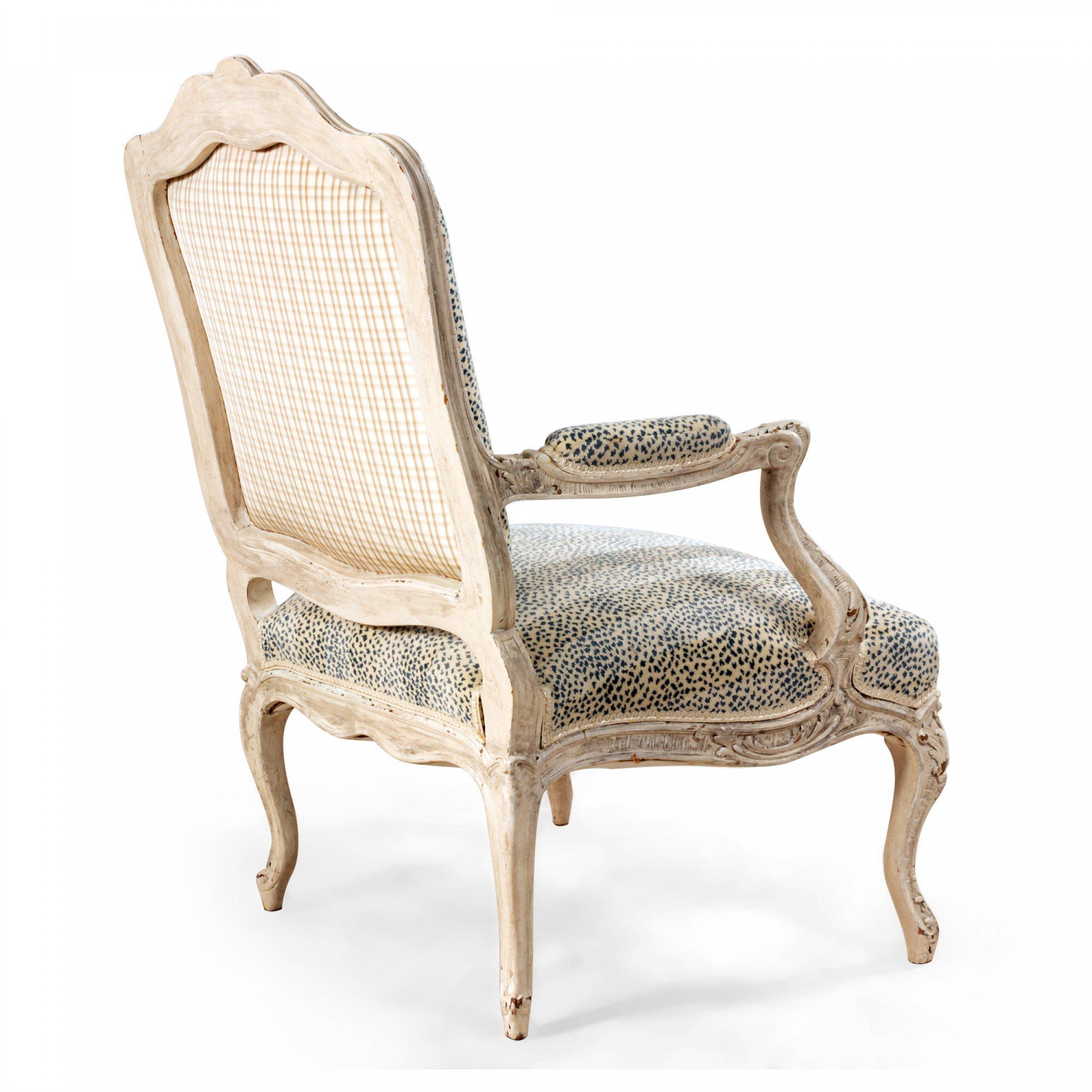 Ein Paar cremefarbene, geschnitzte, offene Sessel im Louis-XV-Stil mit Leopardenpolsterung im Zustand „Gut“ im Angebot in New York, NY