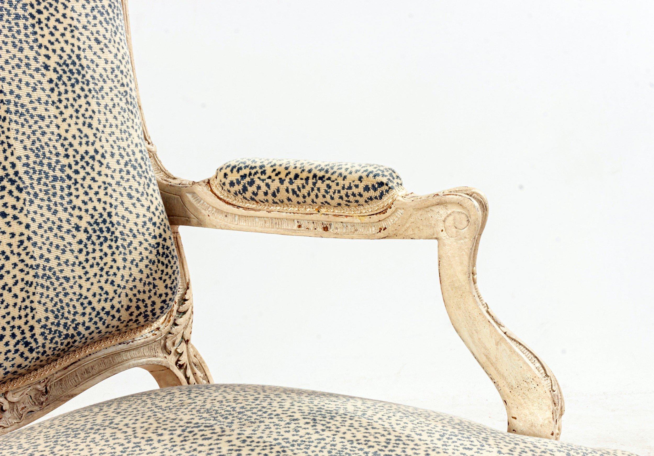 Ein Paar cremefarbene, geschnitzte, offene Sessel im Louis-XV-Stil mit Leopardenpolsterung (Holz) im Angebot