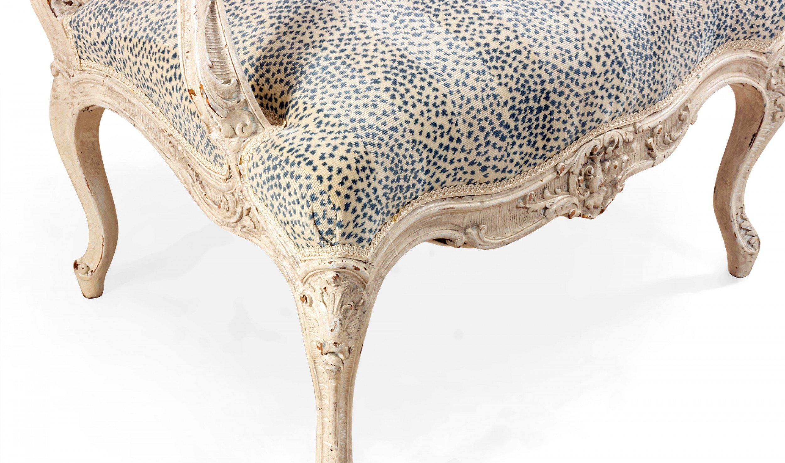 Ein Paar cremefarbene, geschnitzte, offene Sessel im Louis-XV-Stil mit Leopardenpolsterung im Angebot 1