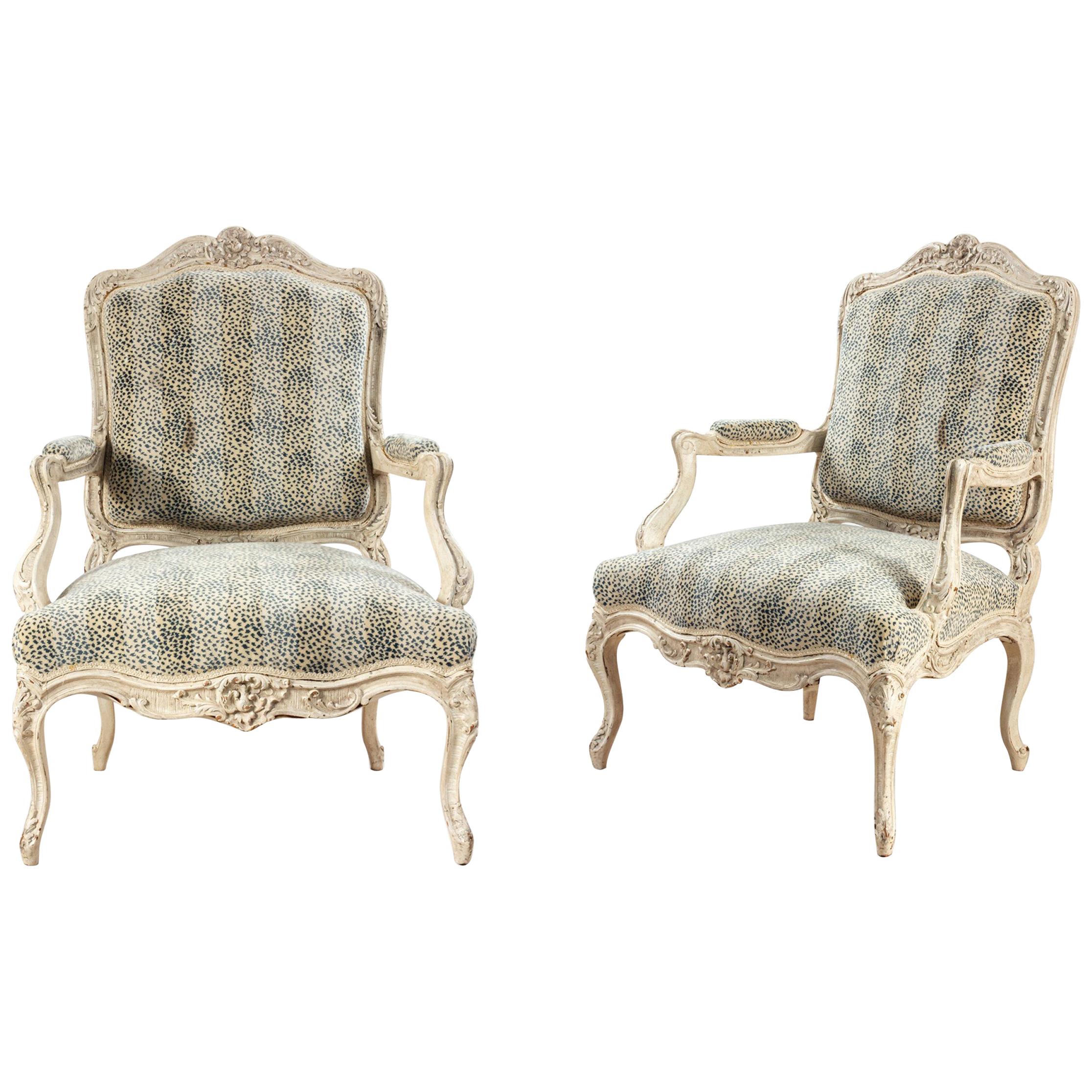 Ein Paar cremefarbene, geschnitzte, offene Sessel im Louis-XV-Stil mit Leopardenpolsterung im Angebot