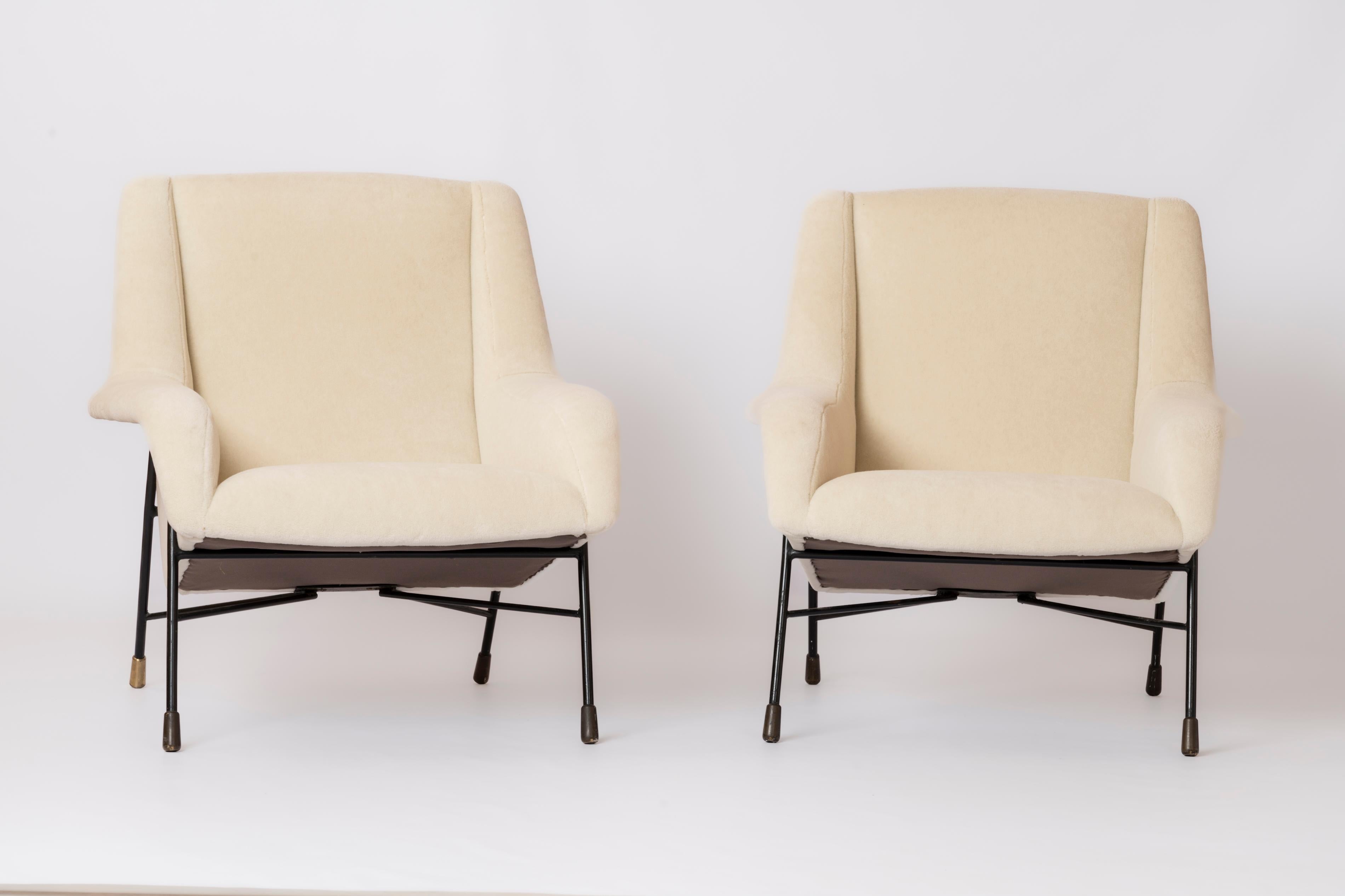 Rare paire de chaises longues du célèbre designer belge Alfred Hendrickx. Le modèle présenté est documenté comme étant le modèle S12 produit par Belform, Belgique, à la fin des années 1950.
Fraîchement retapissé en mohair crème Pierre Frey