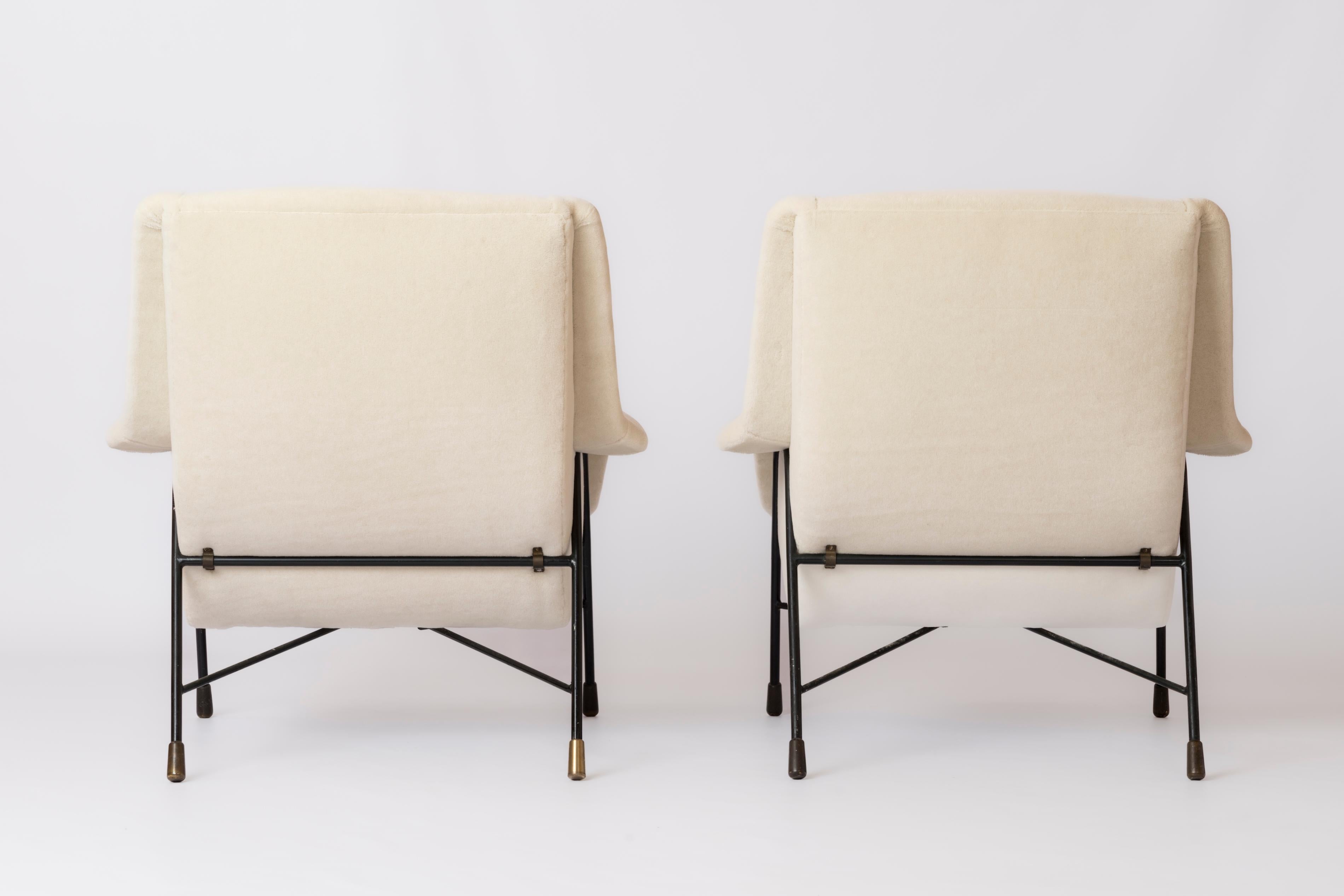 Pair of Cream Mohair Armchairs by Alfred Hendrickx for Belform - Belgium, 1958 In Good Condition For Sale In New York, NY