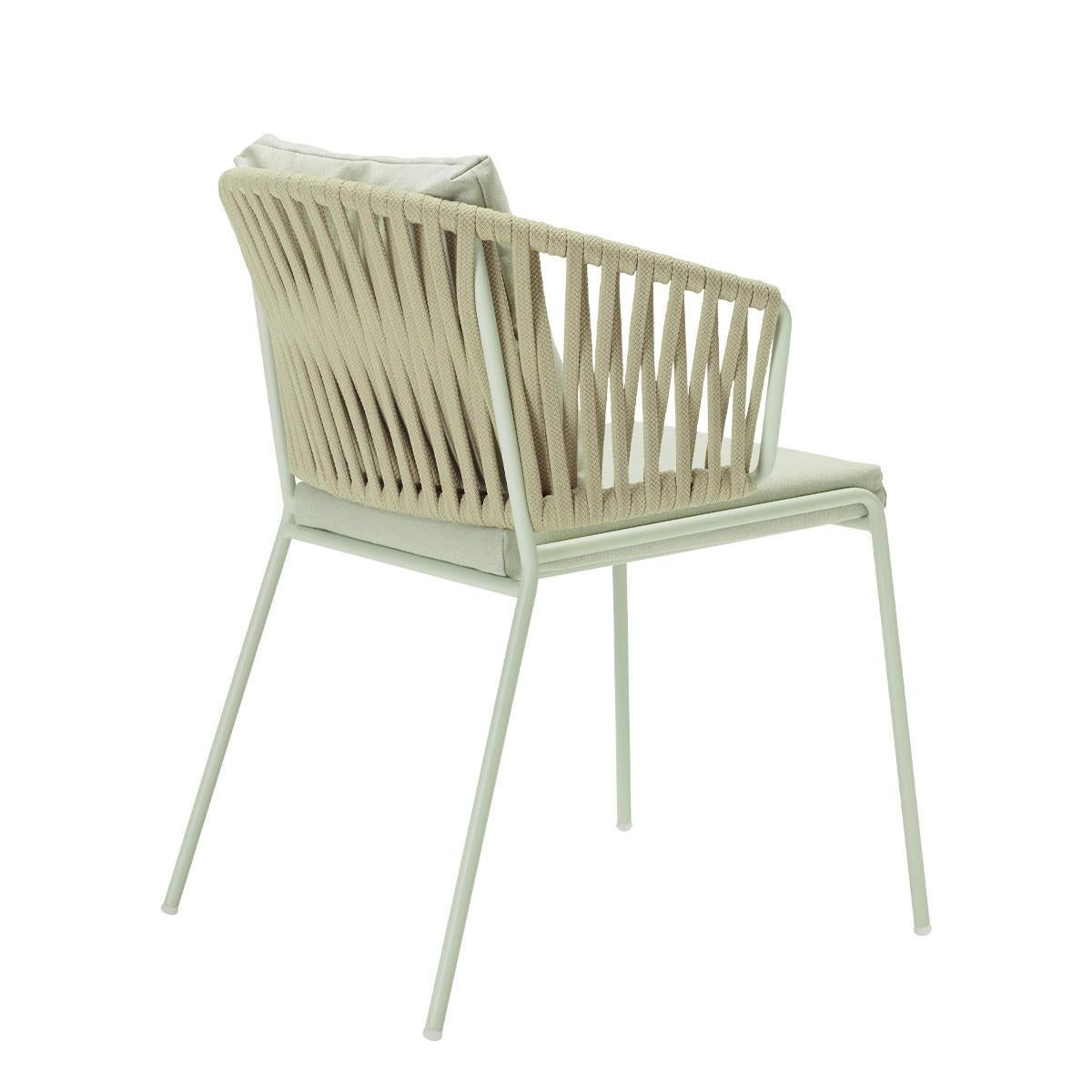 Paire de fauteuils en métal et cordes de couleur crème pour l'extérieur ou l'intérieur, 21e siècle
Fauteuil de production moderne pour l'extérieur ou l'intérieur. La structure est en métal et renforcée par les cordes à l'arrière. Ce fauteuil