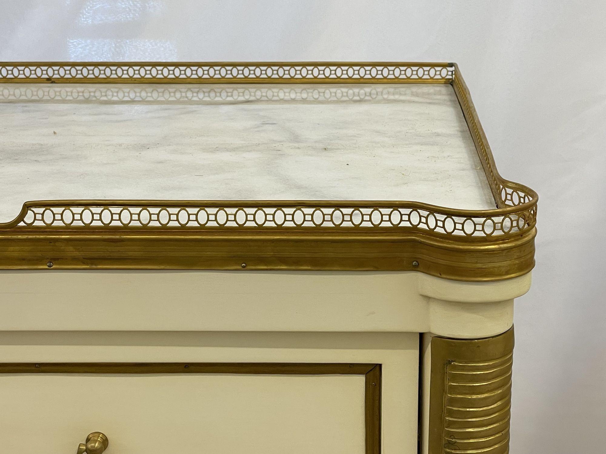 Paire de commodes, tables de nuit, commodes et coffres de style Louis XVI peints en crème en vente 3