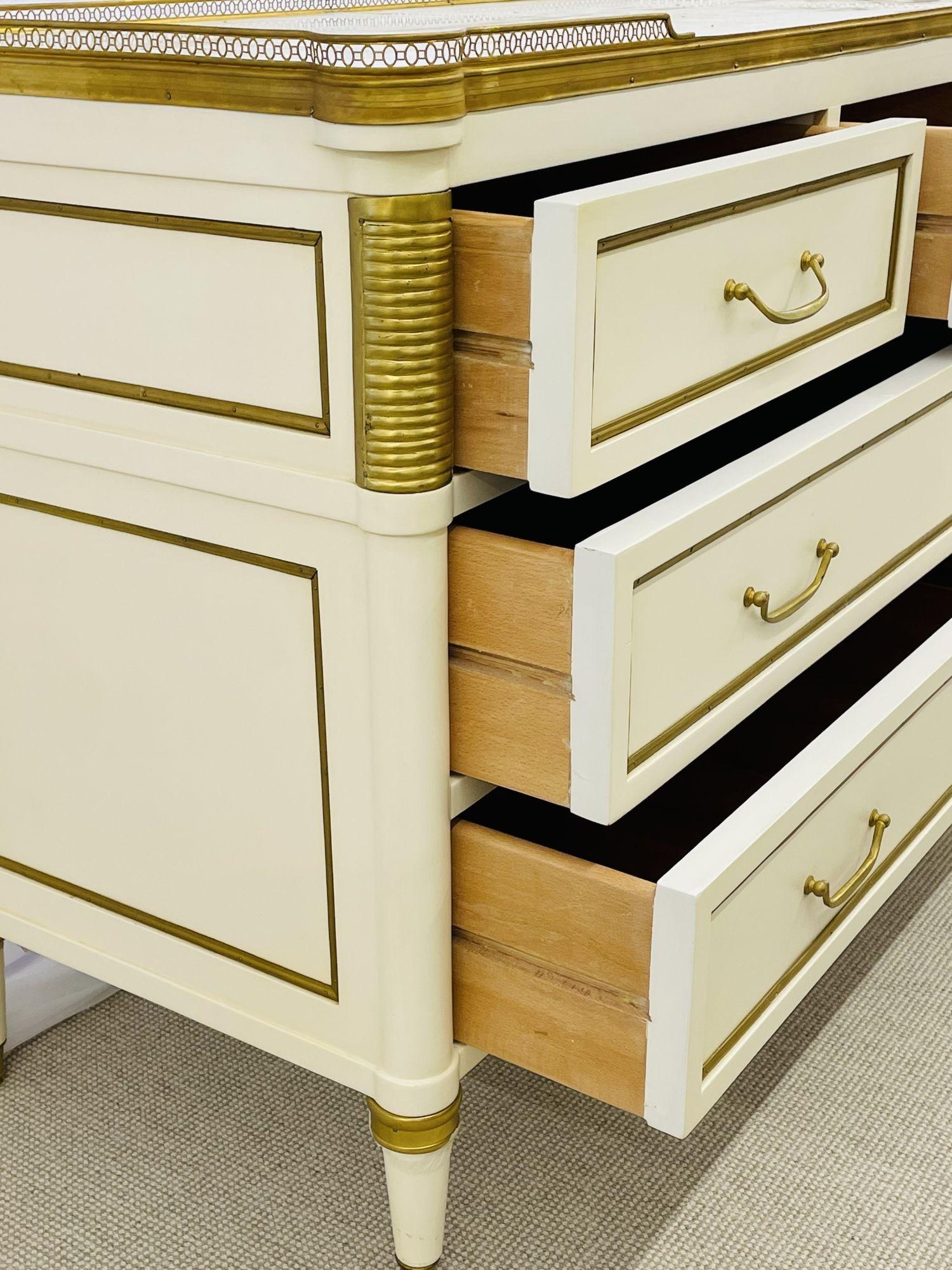 Bronzo Coppia di comò, comodini, comò, cassettoni in stile Luigi XVI dipinti di crema in vendita