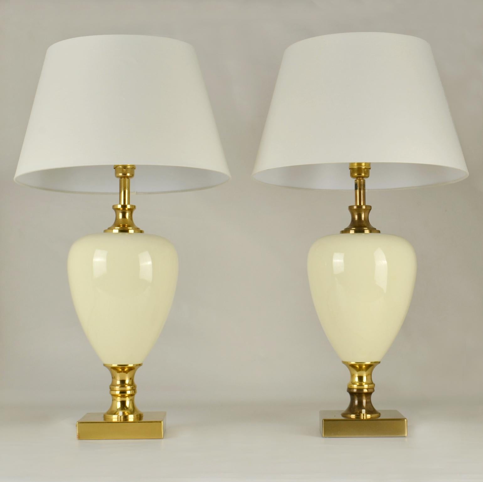 Pair of Cream Porcelain and Brass Table Lamps by Zonca, Italy, 1970s In Good Condition For Sale In London, GB