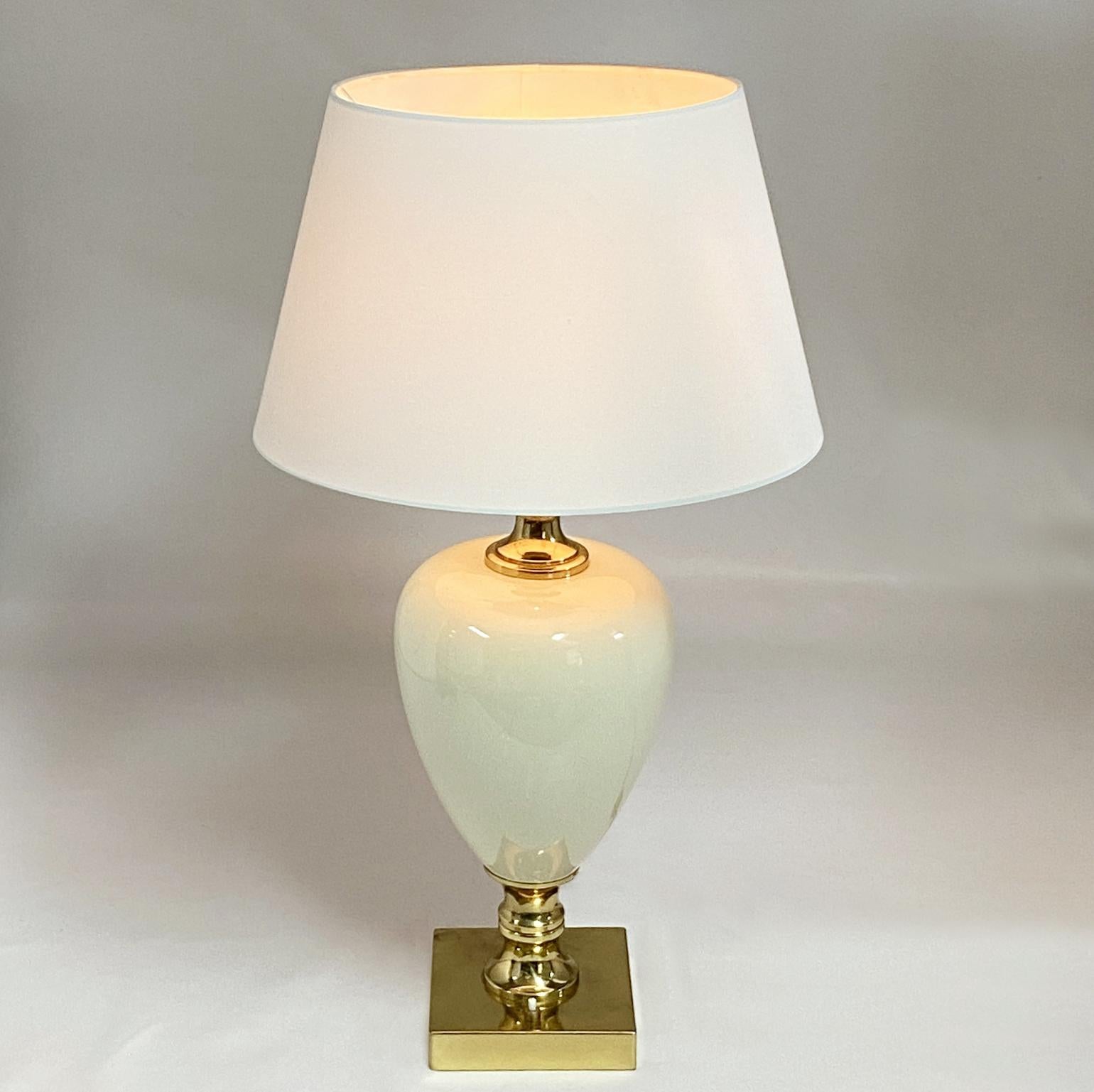 Hollywood Regency Pair of Cream Porcelain and Brass Table Lamps by Zonca, Italy, 1970s For Sale