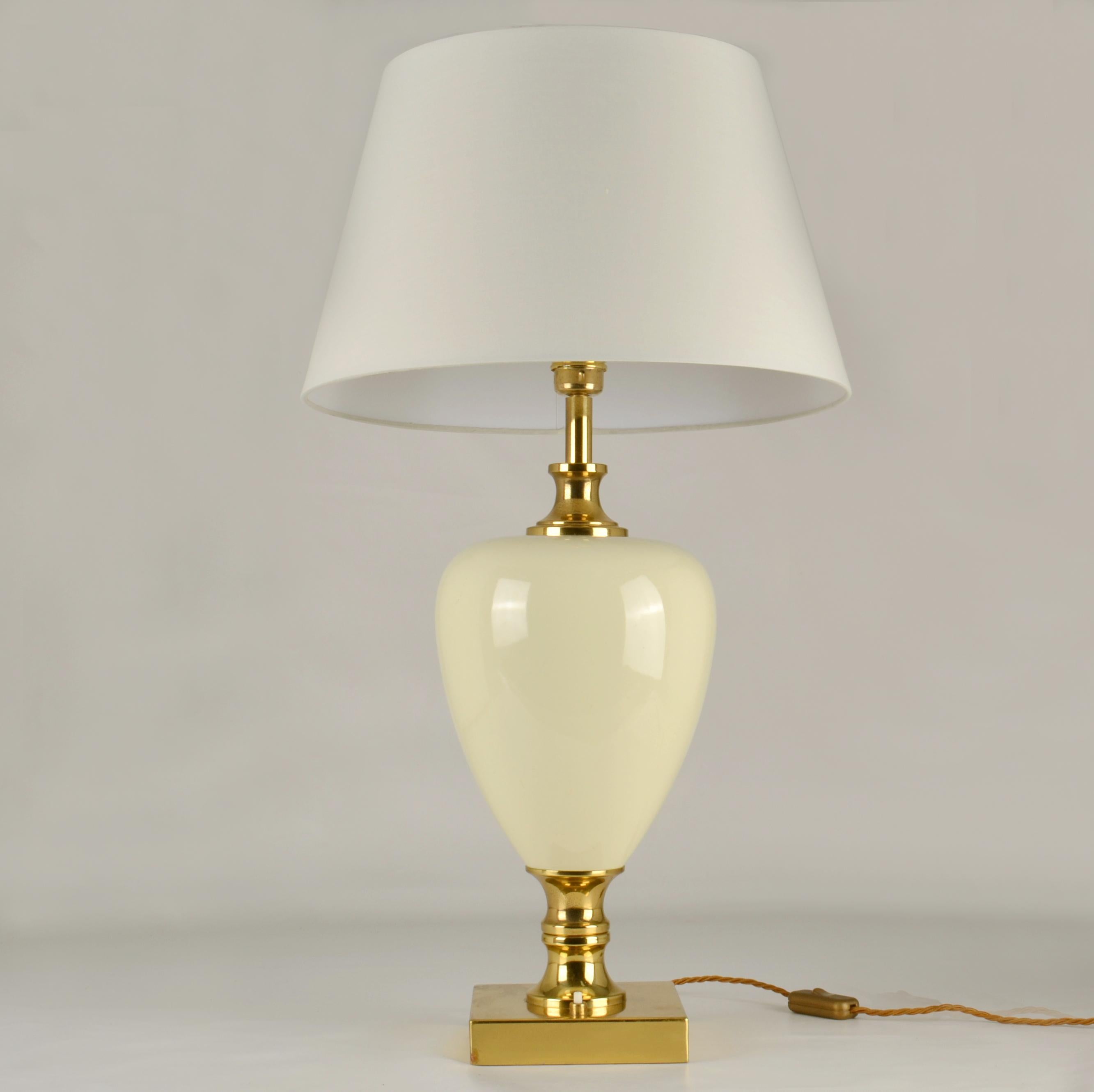 Late 20th Century Pair of Cream Porcelain and Brass Table Lamps by Zonca, Italy, 1970s For Sale