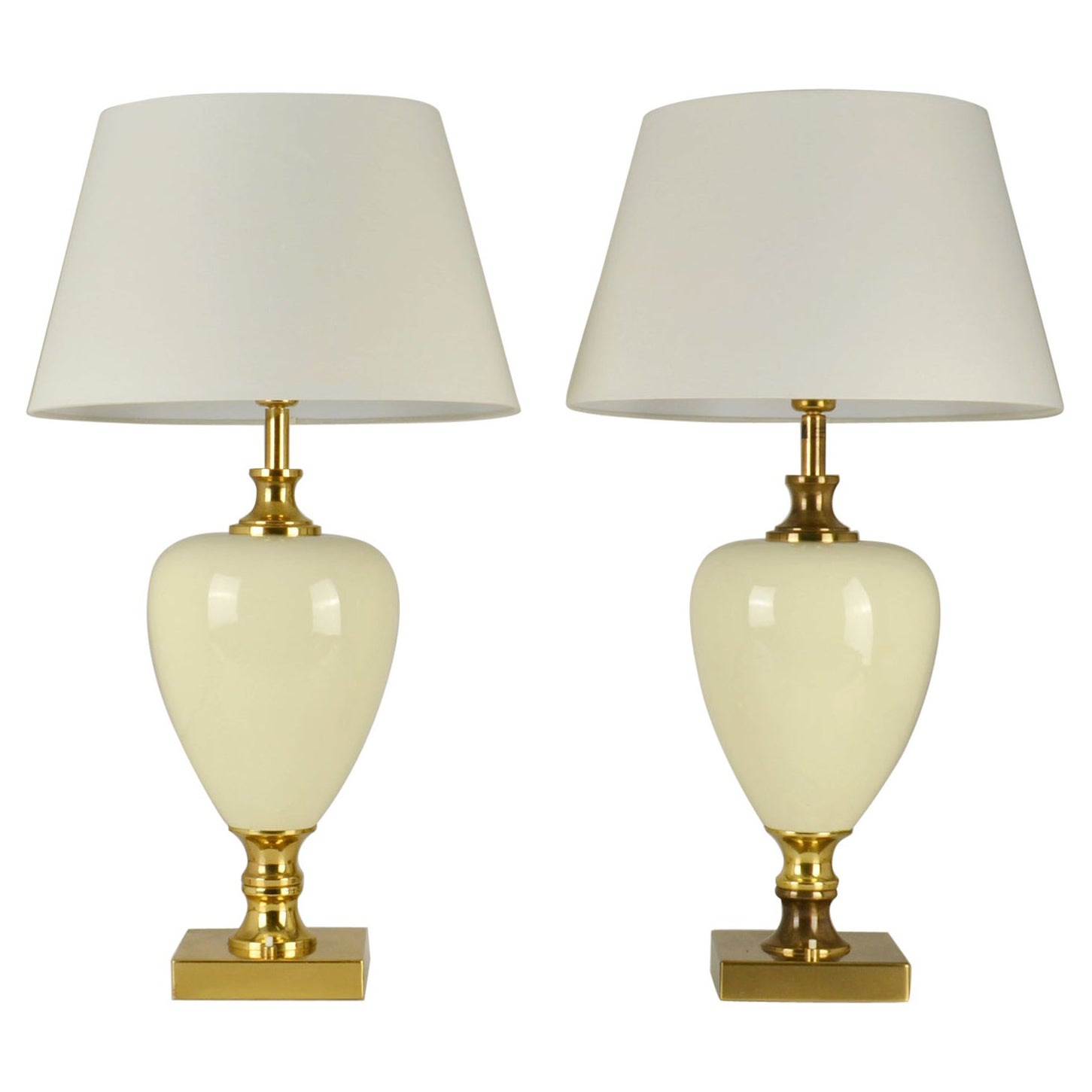 Pareja de lámparas de sobremesa de porcelana crema y latón de Zonca, Italia, años 70