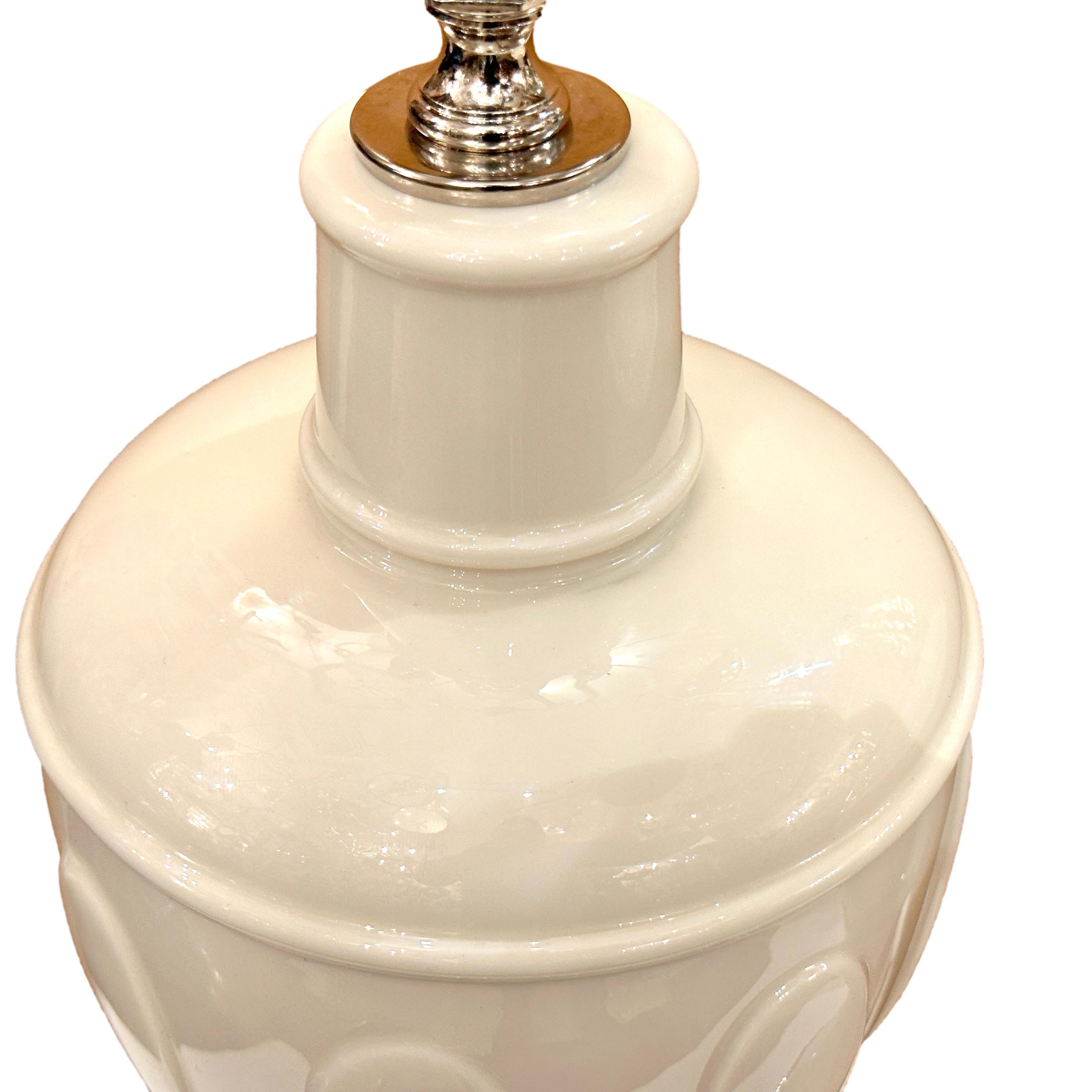 Paire de lampes de table en porcelaine crème Bon état - En vente à New York, NY