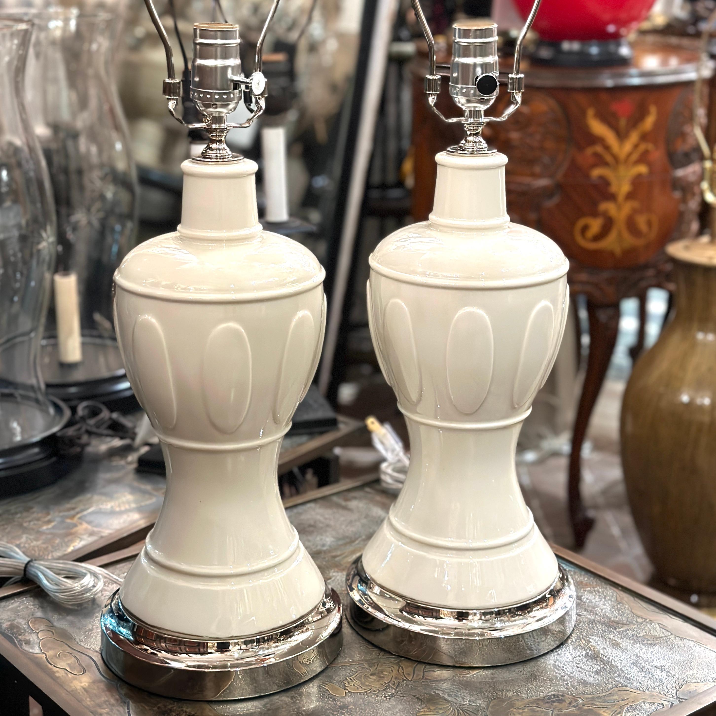 Milieu du XXe siècle Paire de lampes de table en porcelaine crème en vente