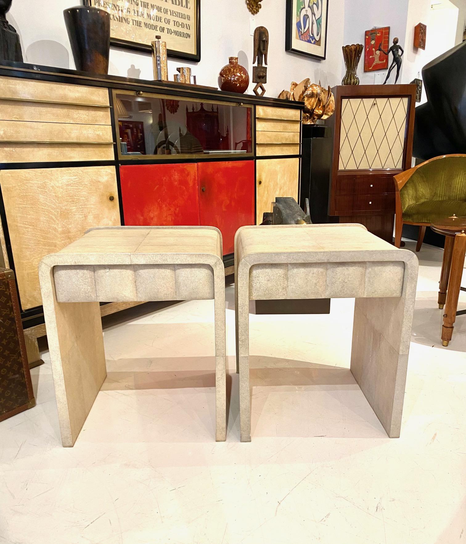 Paire de tables d'appoint 