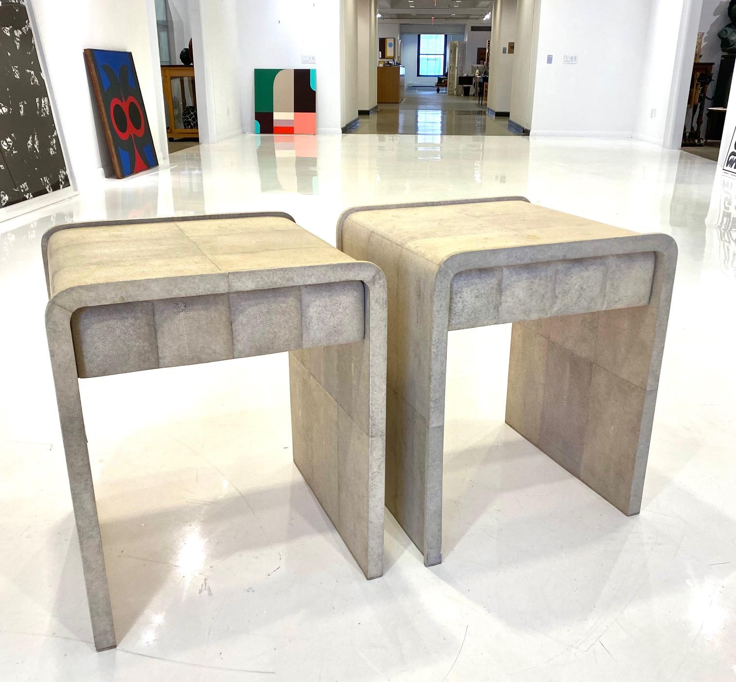 Paire de tables d'appoint 