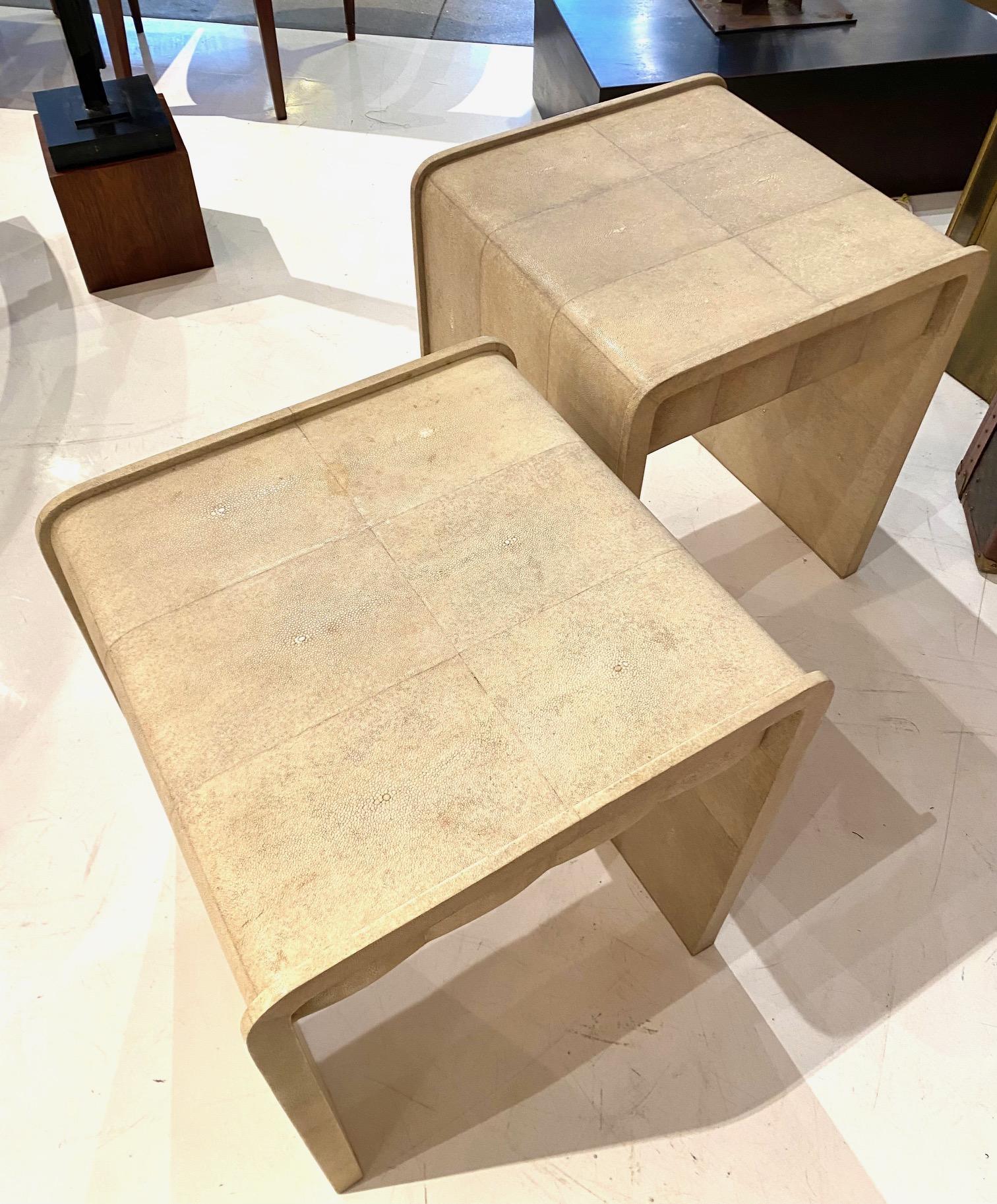 Paire de tables d'appoint 