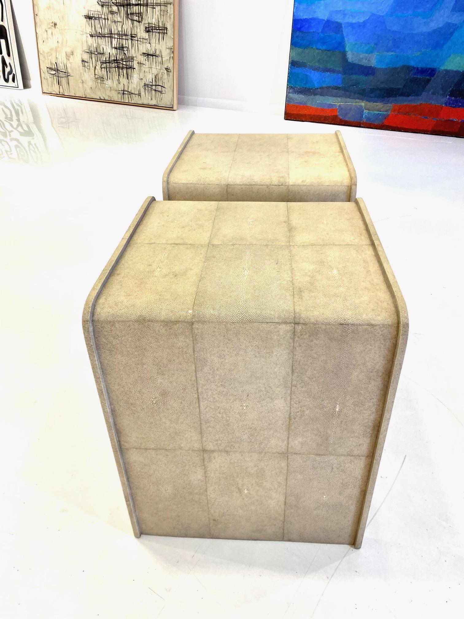 Paire de tables d'appoint 