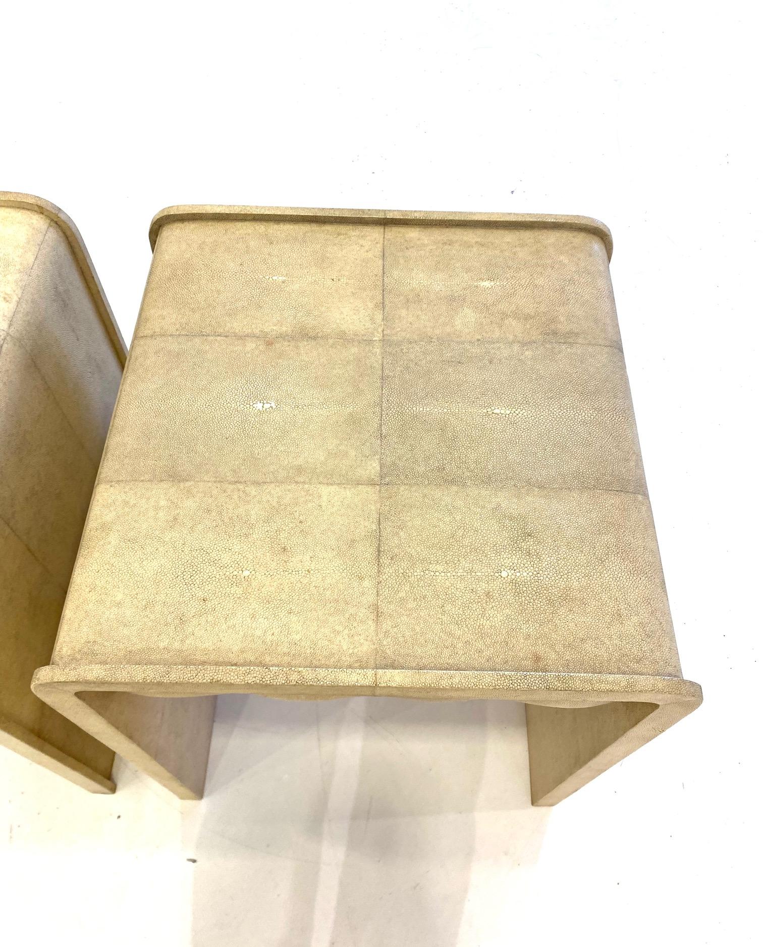 Galuchat Paire de tables d'appoint 