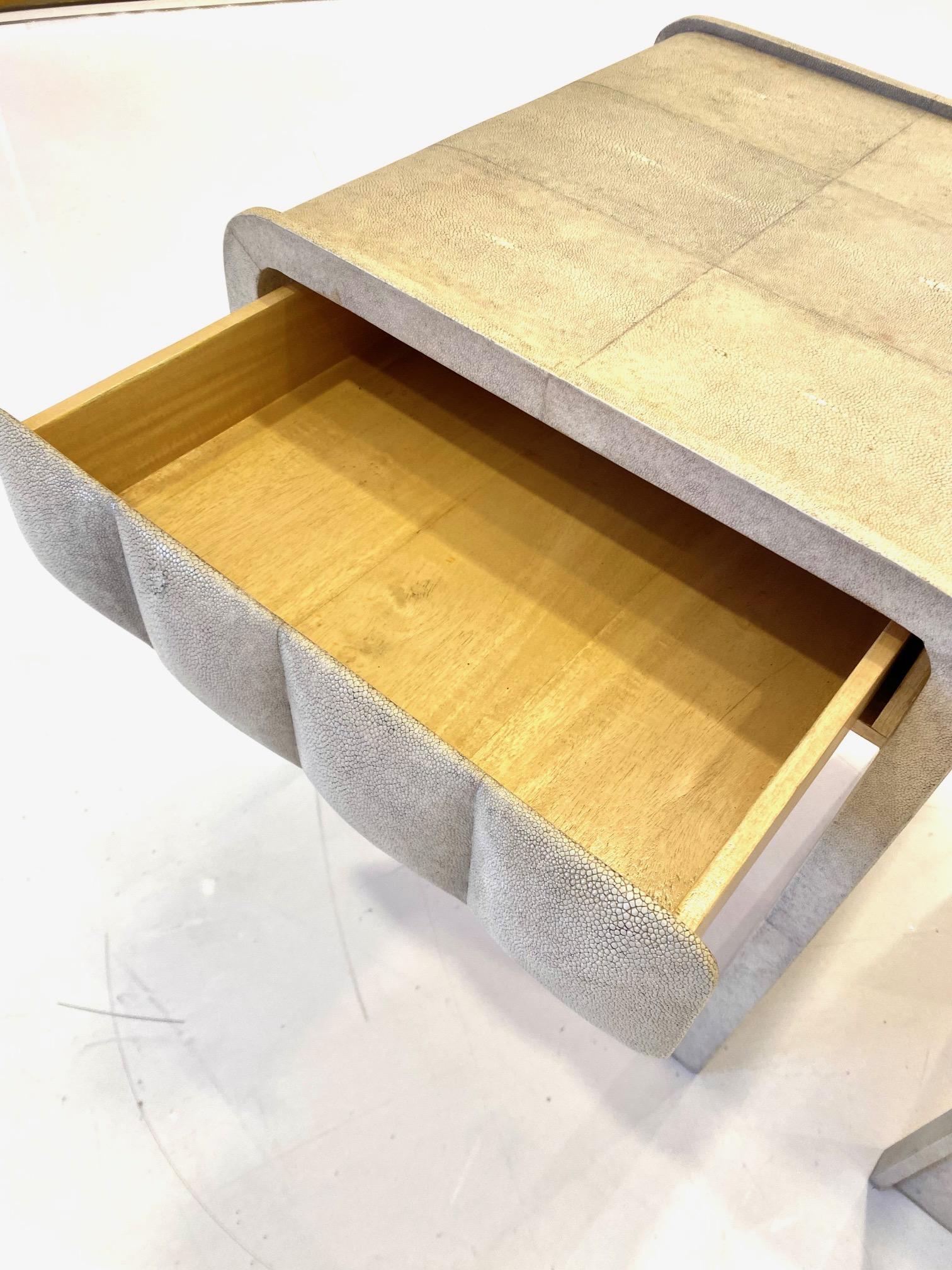 Paire de tables d'appoint 