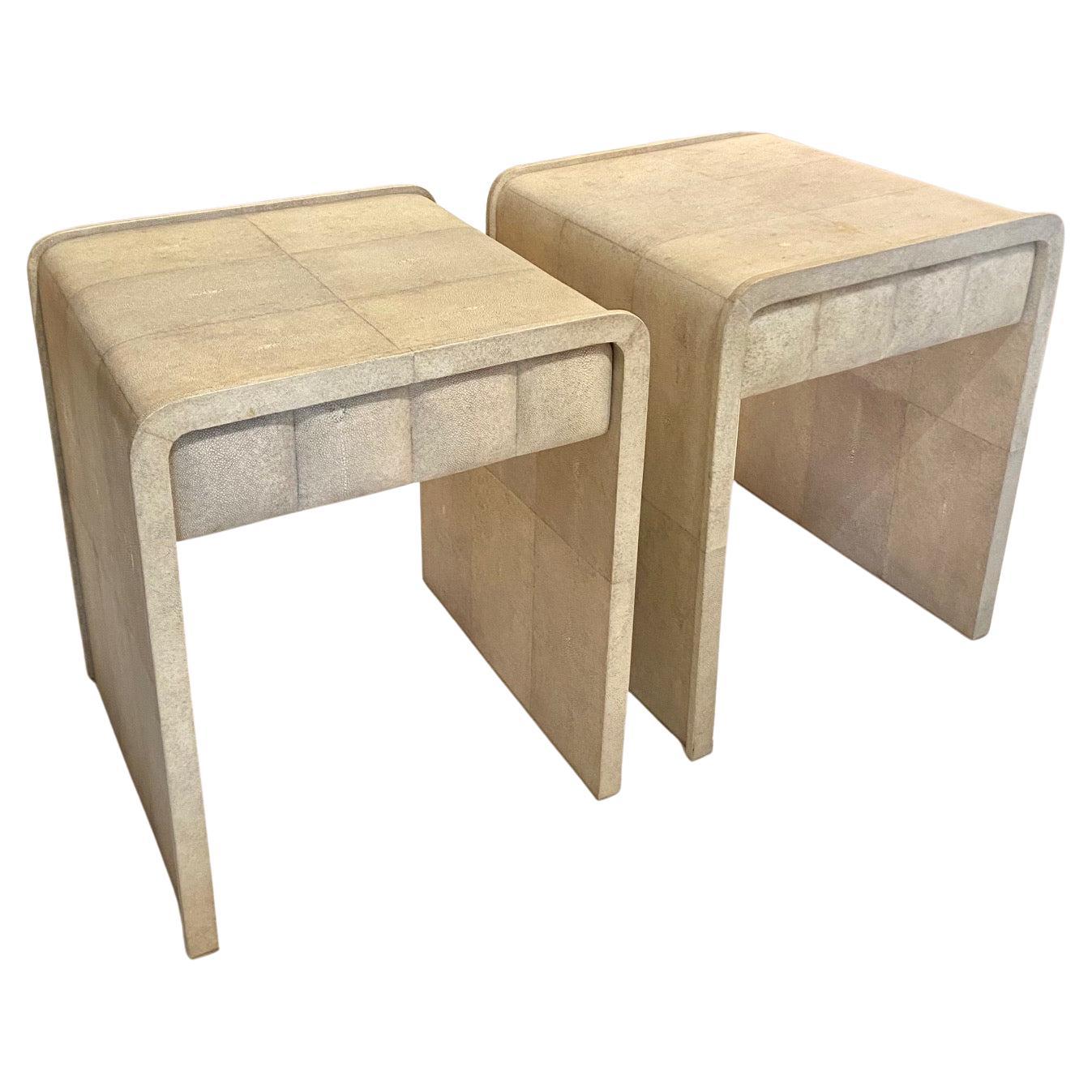 Paire de tables d'appoint "matelassées" en galuchat crème  par R & Y Augousti en vente