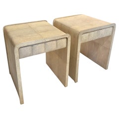 Paire de tables d'appoint "matelassées" en galuchat crème  par R & Y Augousti