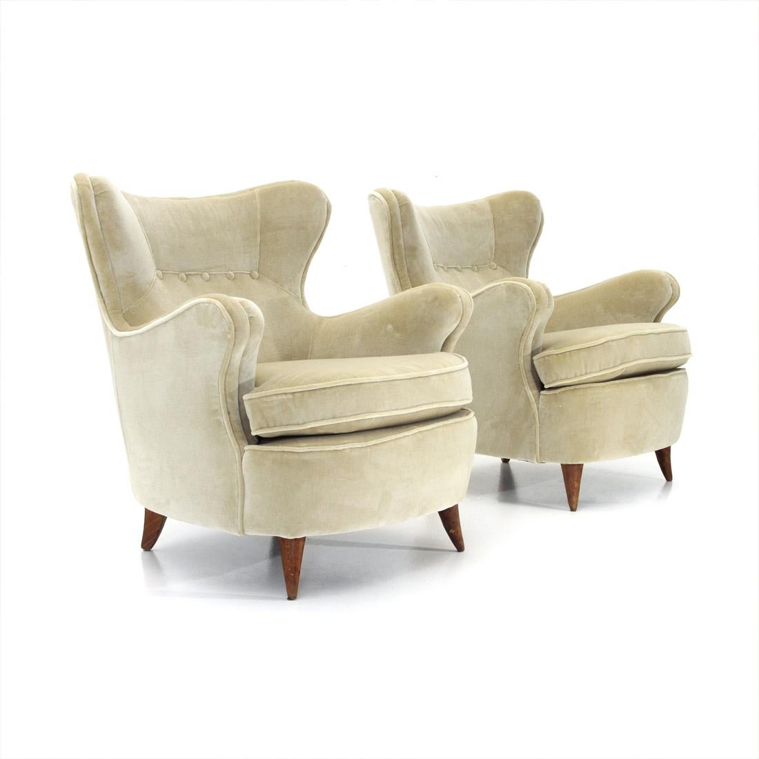 Pair of Italian-made armchairs produced in the 1940s.
Padded wooden structure lined with new cream velvet fabric.
Seat with cushion.
Backstitched with 4 buttons.
Fang-shaped wooden legs.
Good general condition, some signs and restored woodworm