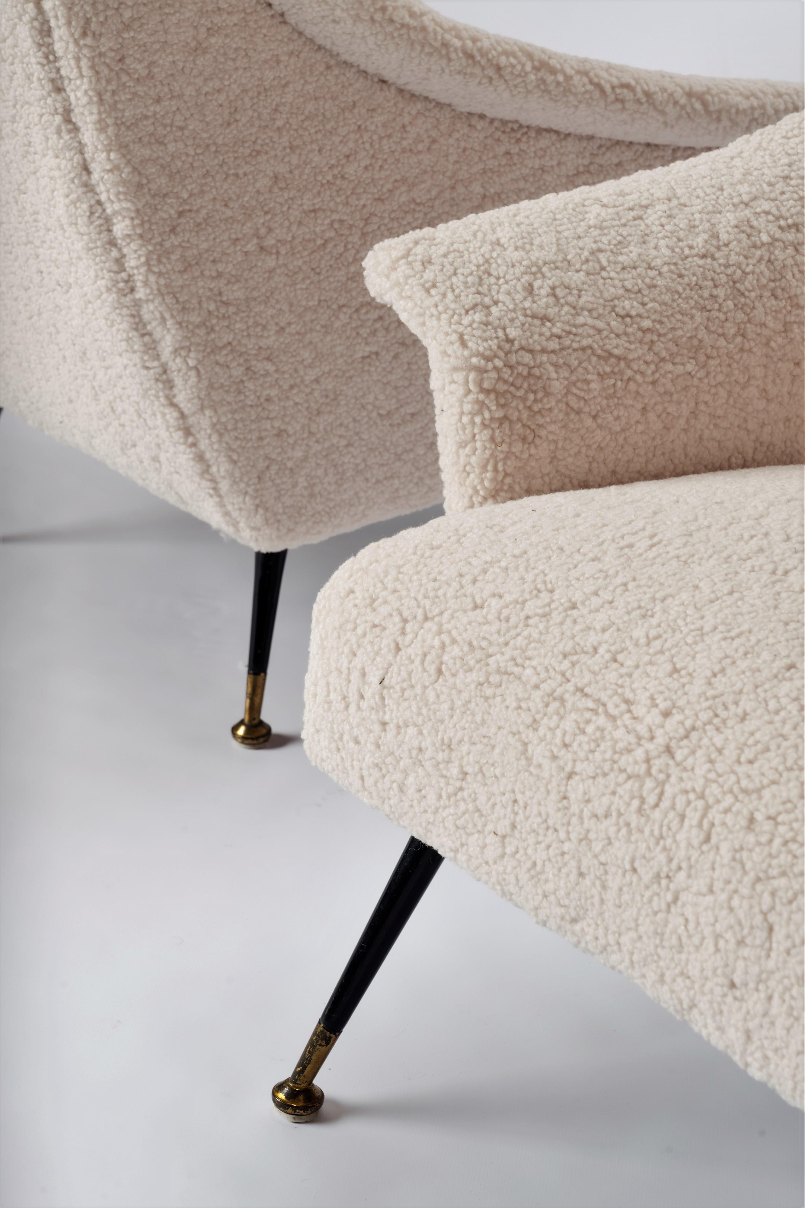Pareja de Sillones Italianos Creme Bouclé con Pies Negros y Latón - Italia Años 60 4