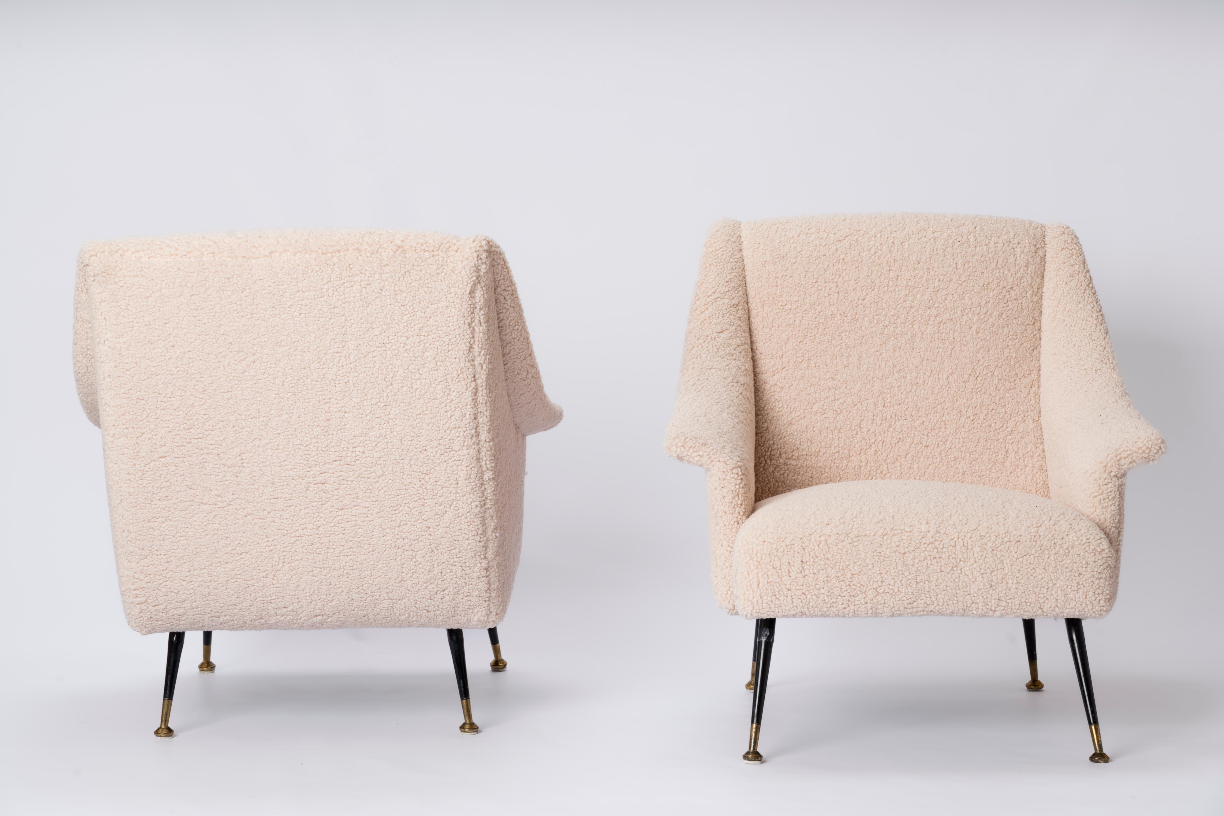 Elegante pareja de sillones italianos de mediados de siglo recién retapizados en tela bouclé crema. Su estructura de 