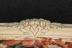 Paire de canapés Louis XV français tapissés à la peinture crème et décorés de fleurs