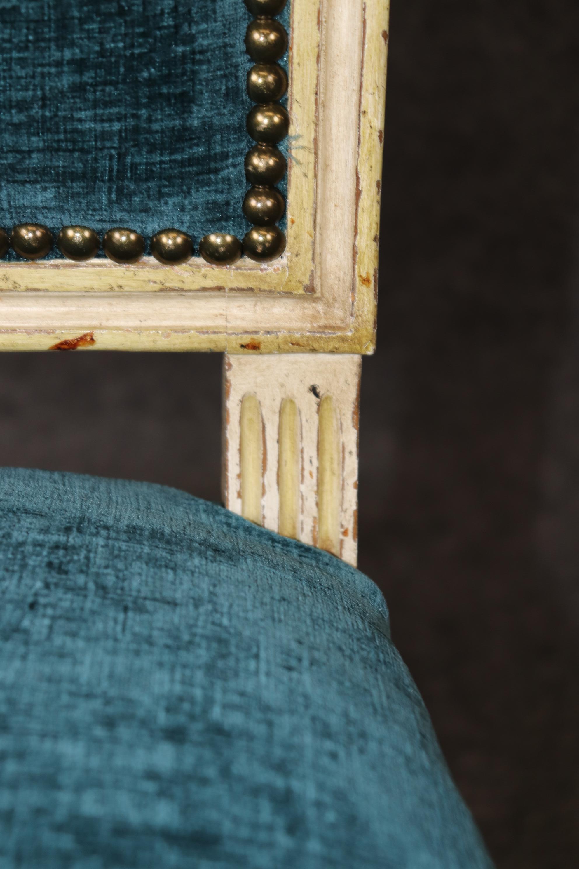 Paire de chaises d'appoint françaises de style Louis XVI peintes en crème en vente 4