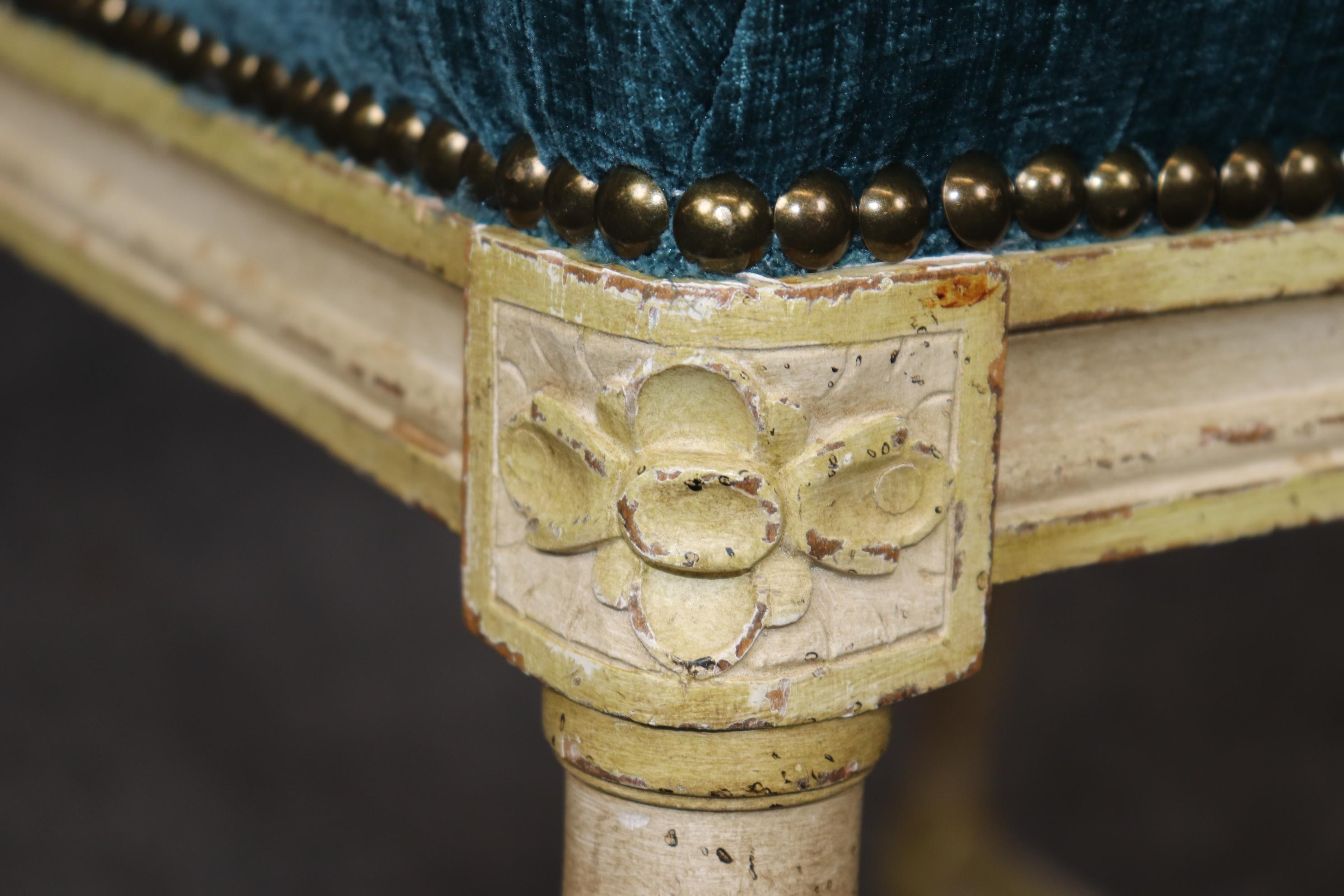 Paire de chaises d'appoint françaises de style Louis XVI peintes en crème en vente 5